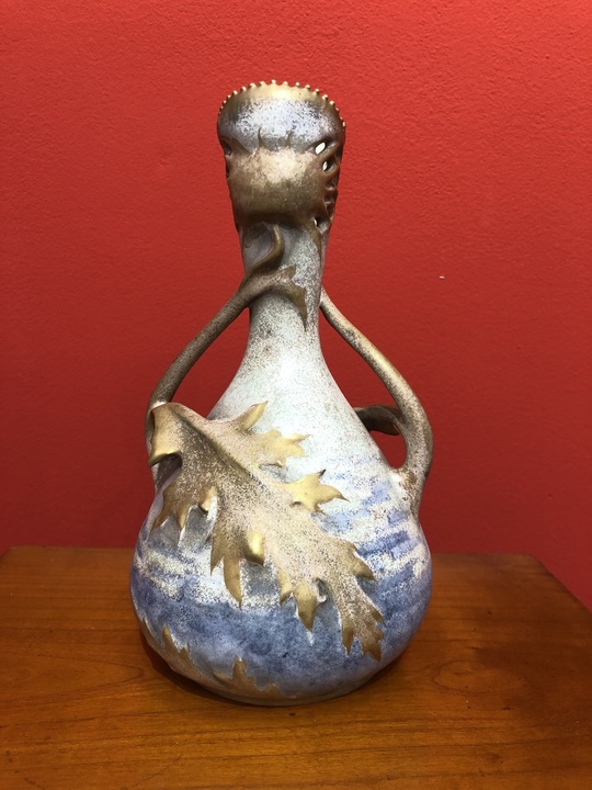 Amphora,Trnovany u Teplic, Secesní váza se zlatým bodlákem