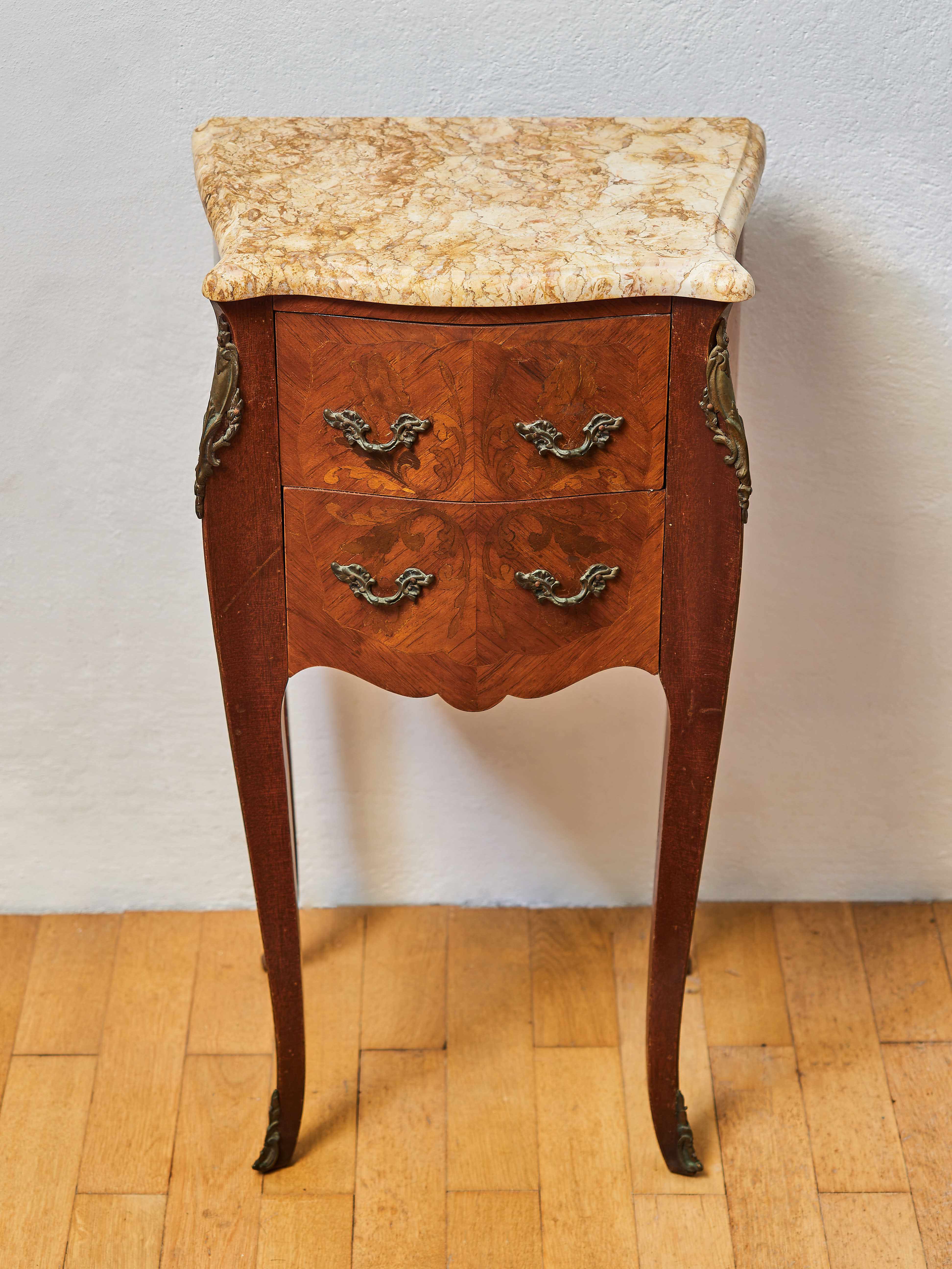 Intarzovaná komodka s vrchní mramorovou deskou