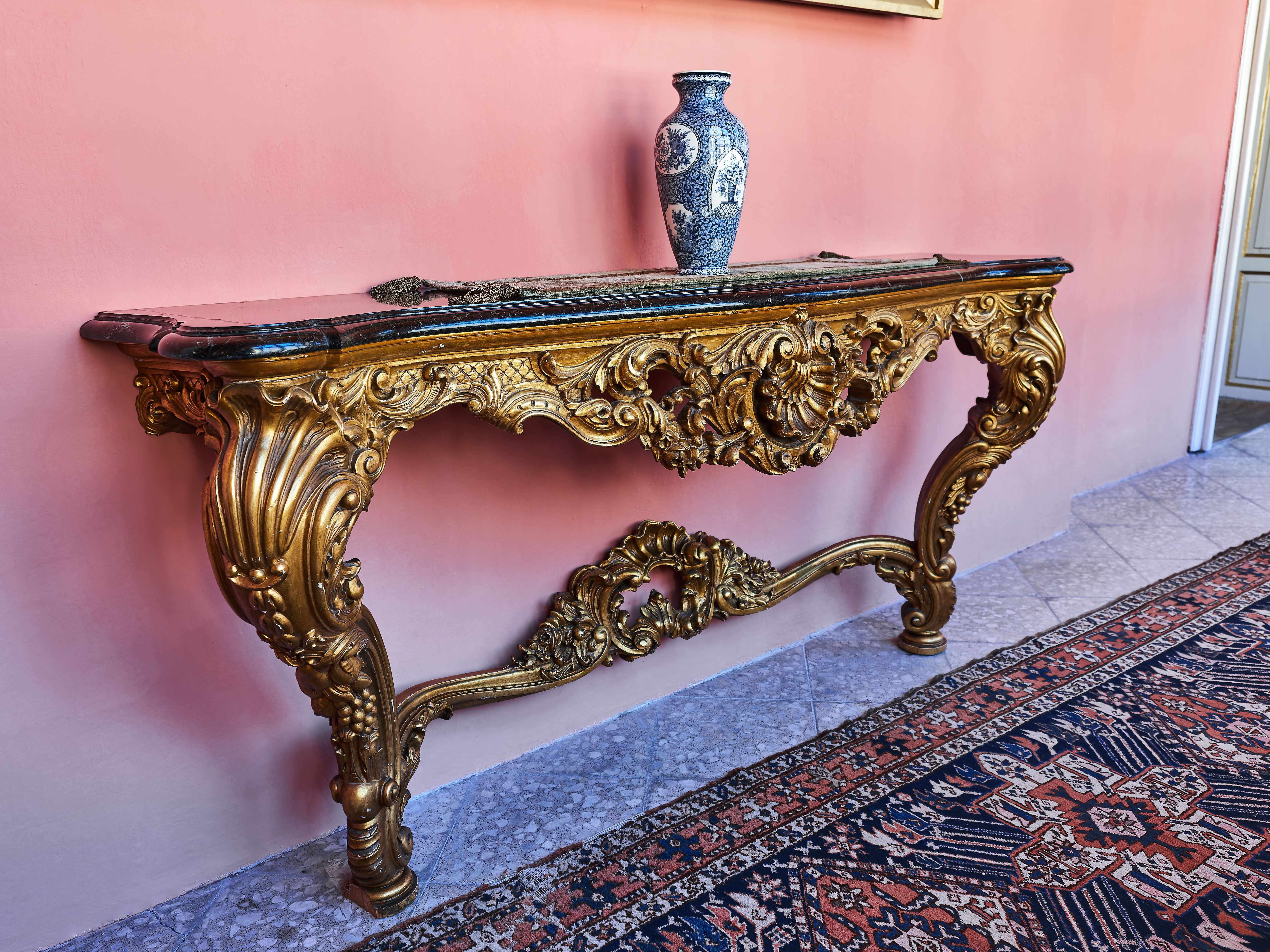 Bohatě vyřezávaný konzolový stůl s mramorem