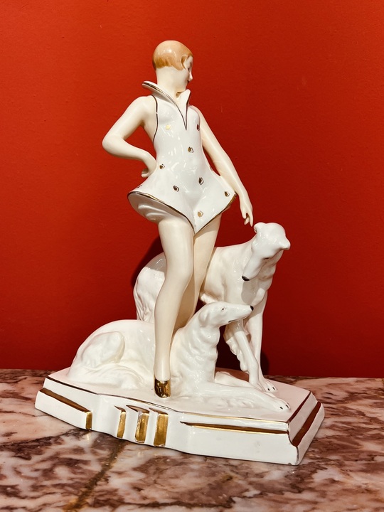 Royal Dux, Dáma se dvěma chrty