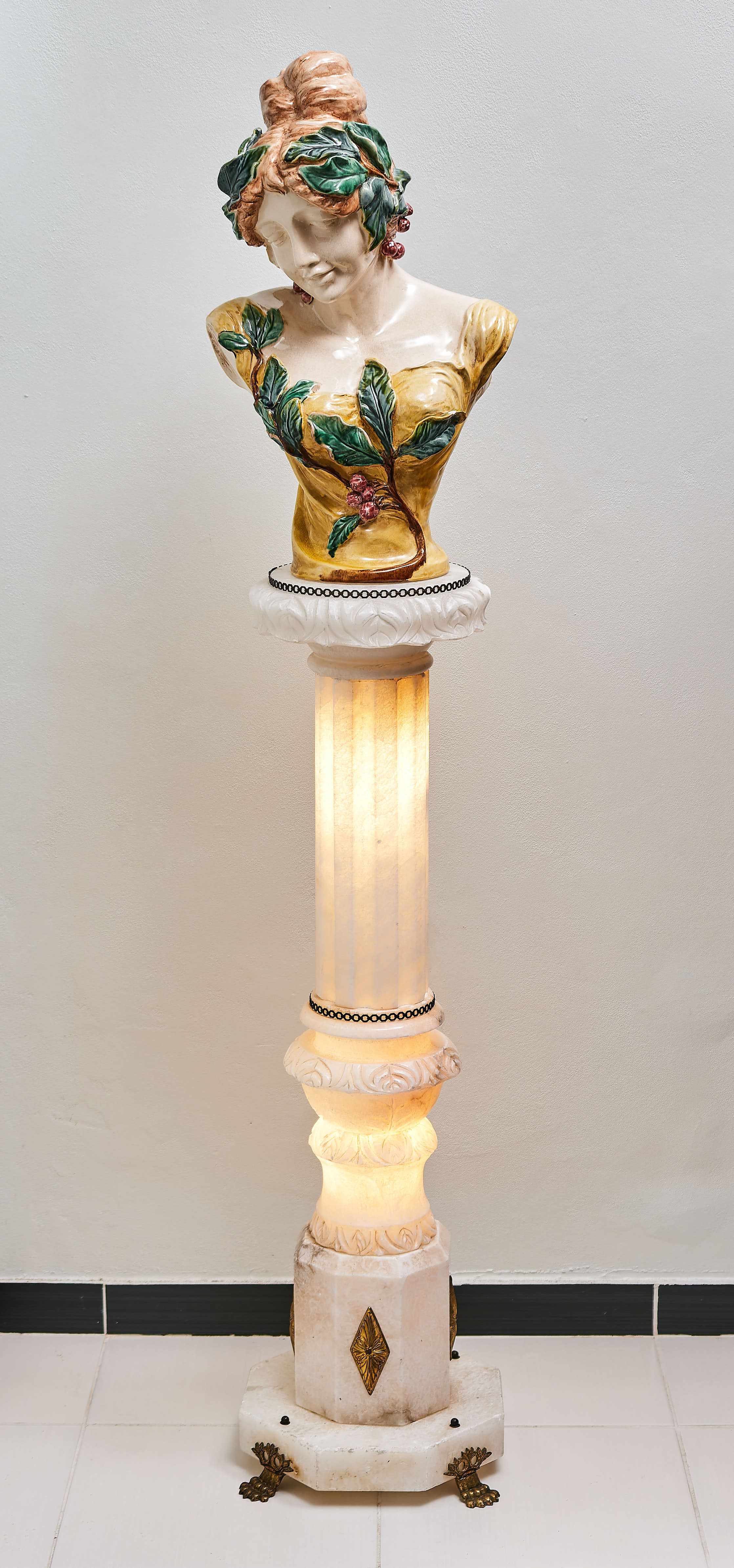 Alabastrový podstavec s osvětlením a mosaznými detaily