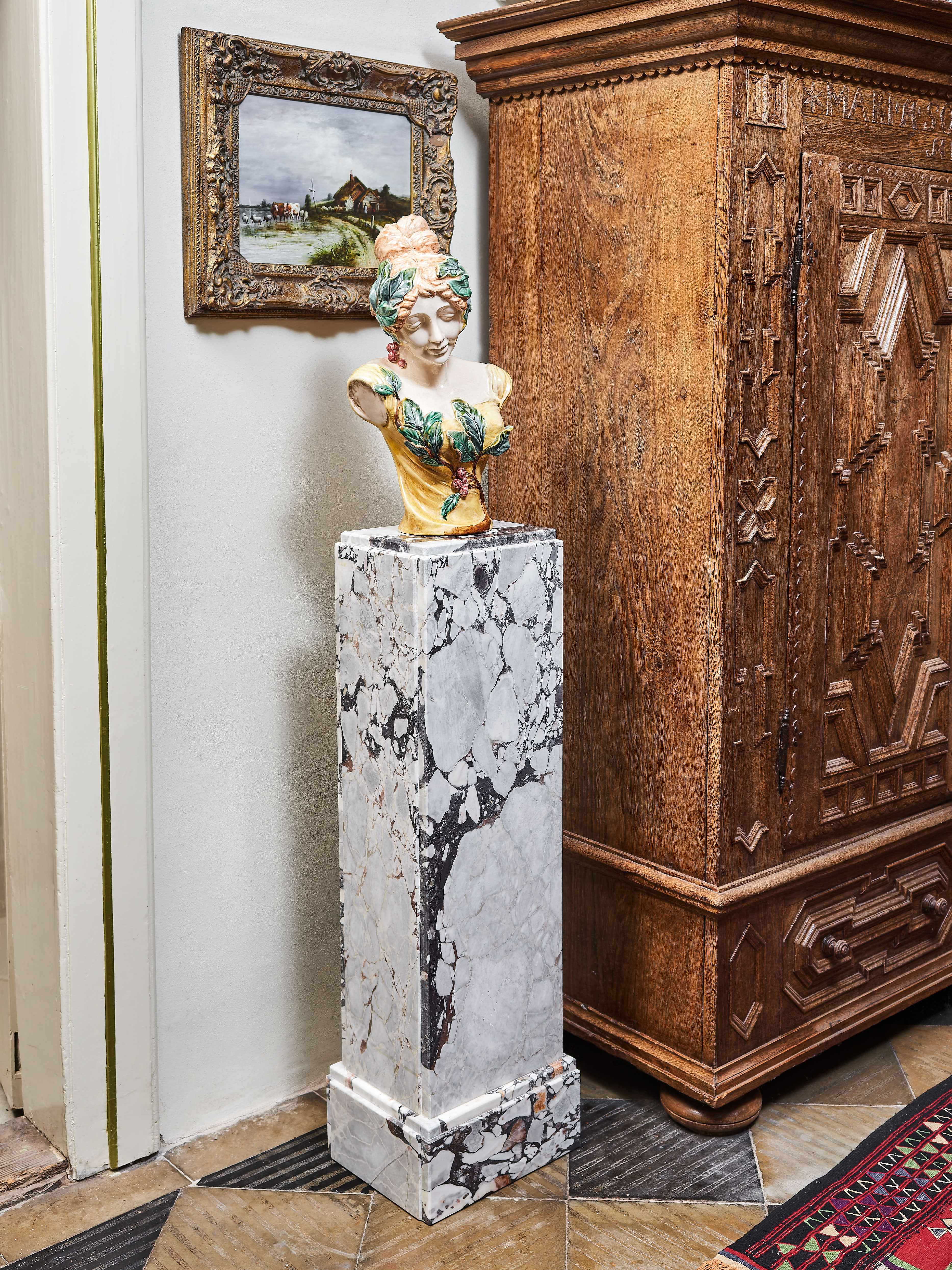 Mramorový podstavec ve stylu art deco