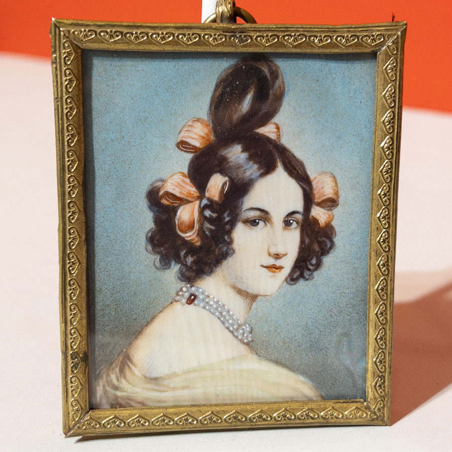 Miniatura, Dáma s mašlemi