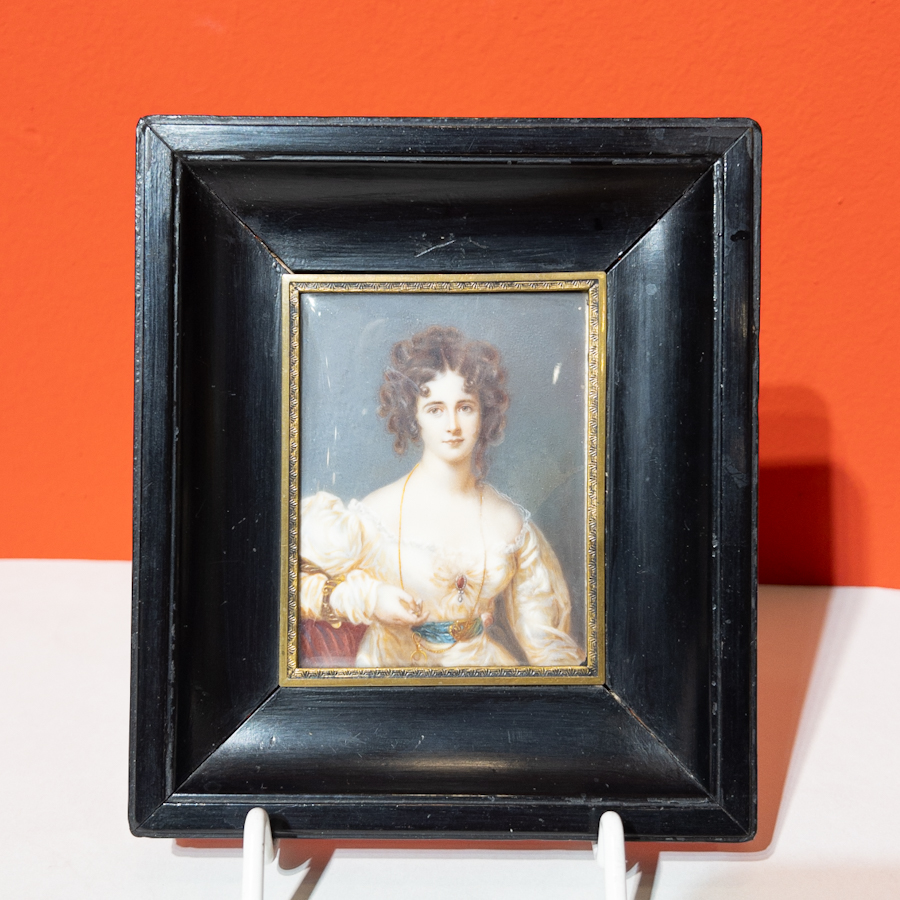 Miniatura, Dáma s broží