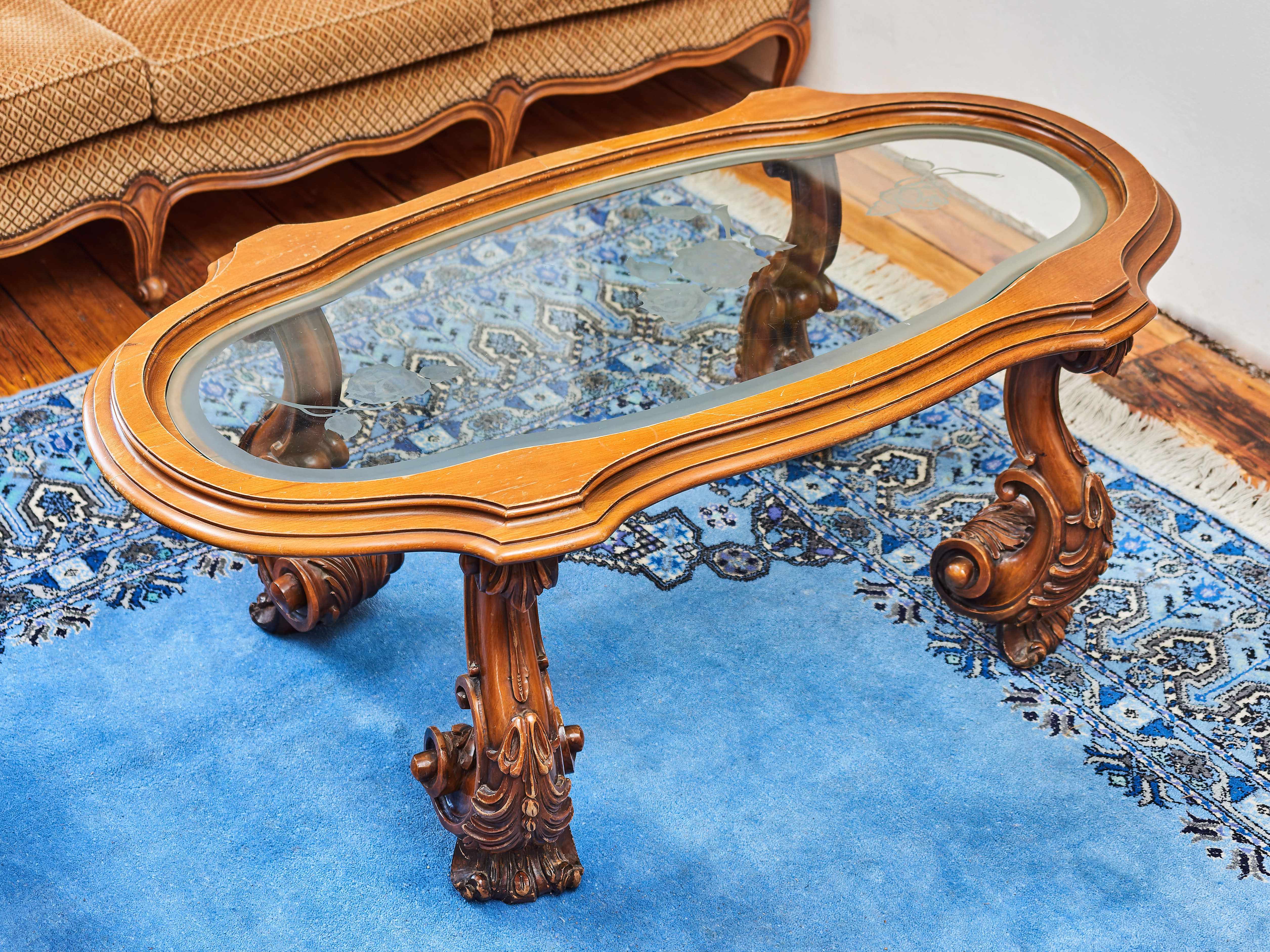 Konferenční stolek vyřezávaný v barokním stylu