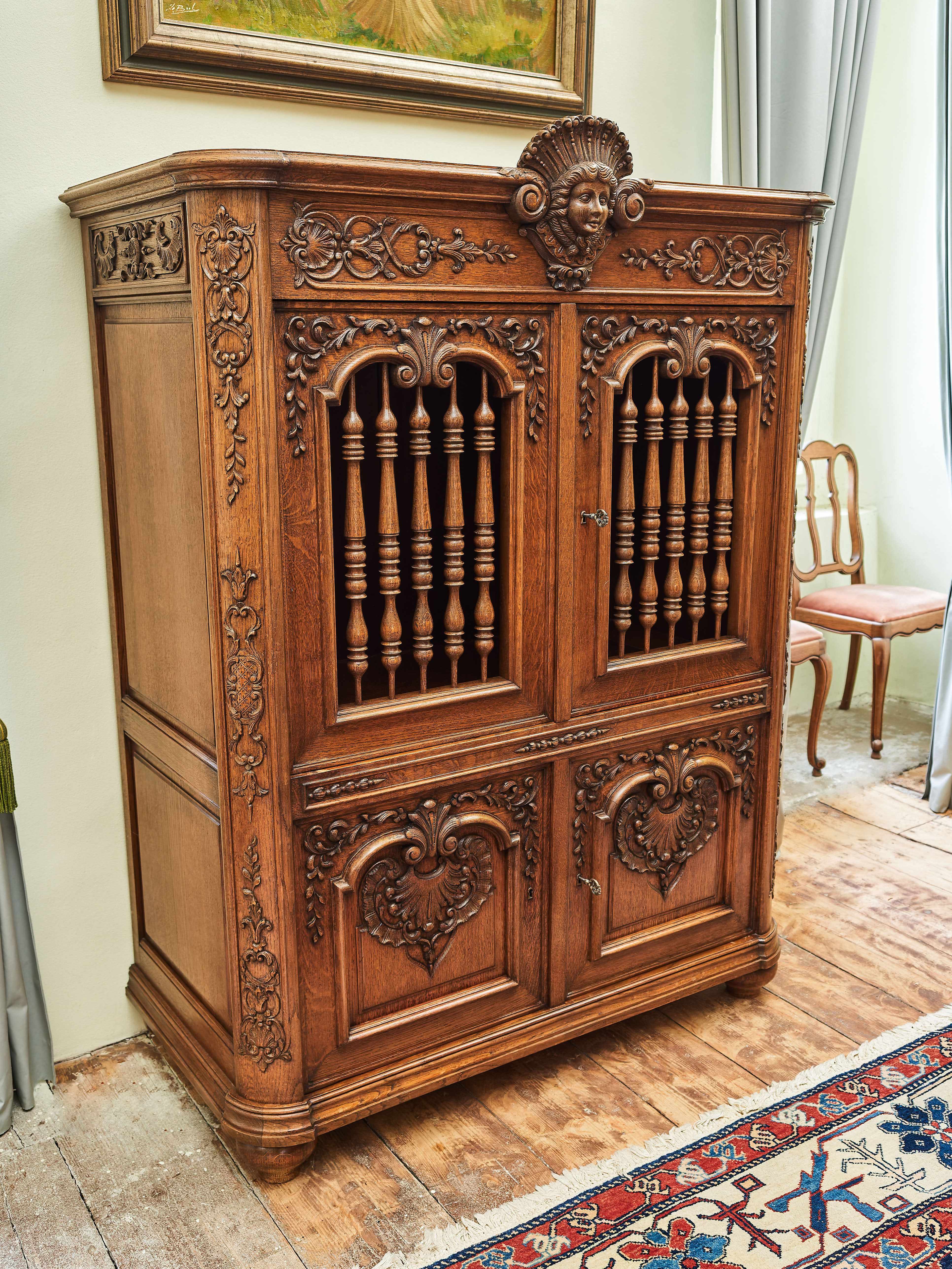 Neorokoková dubová skříňka