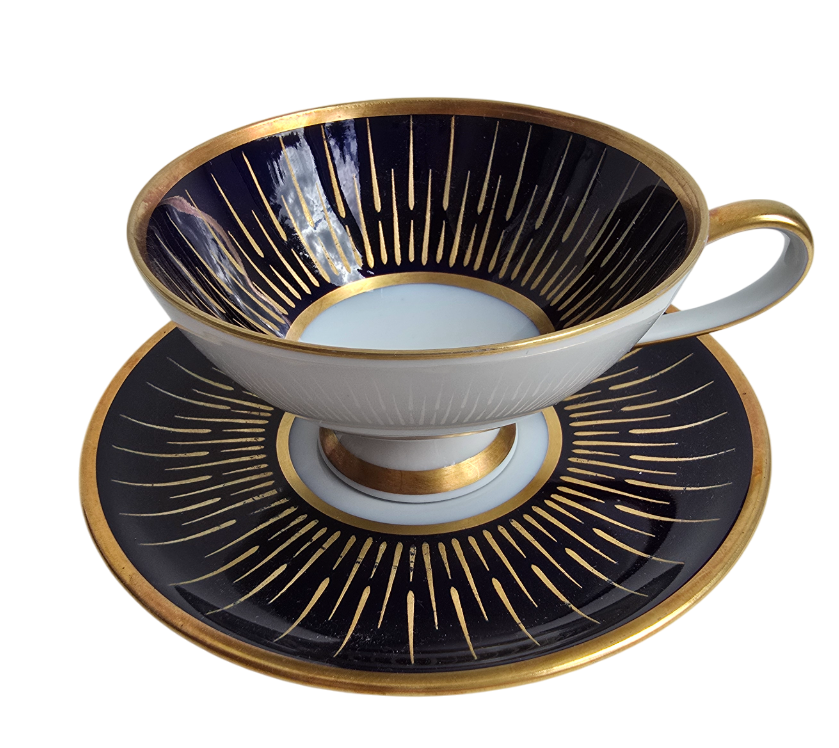 Starožitný šálek s podšálkem se zlatými paprsky