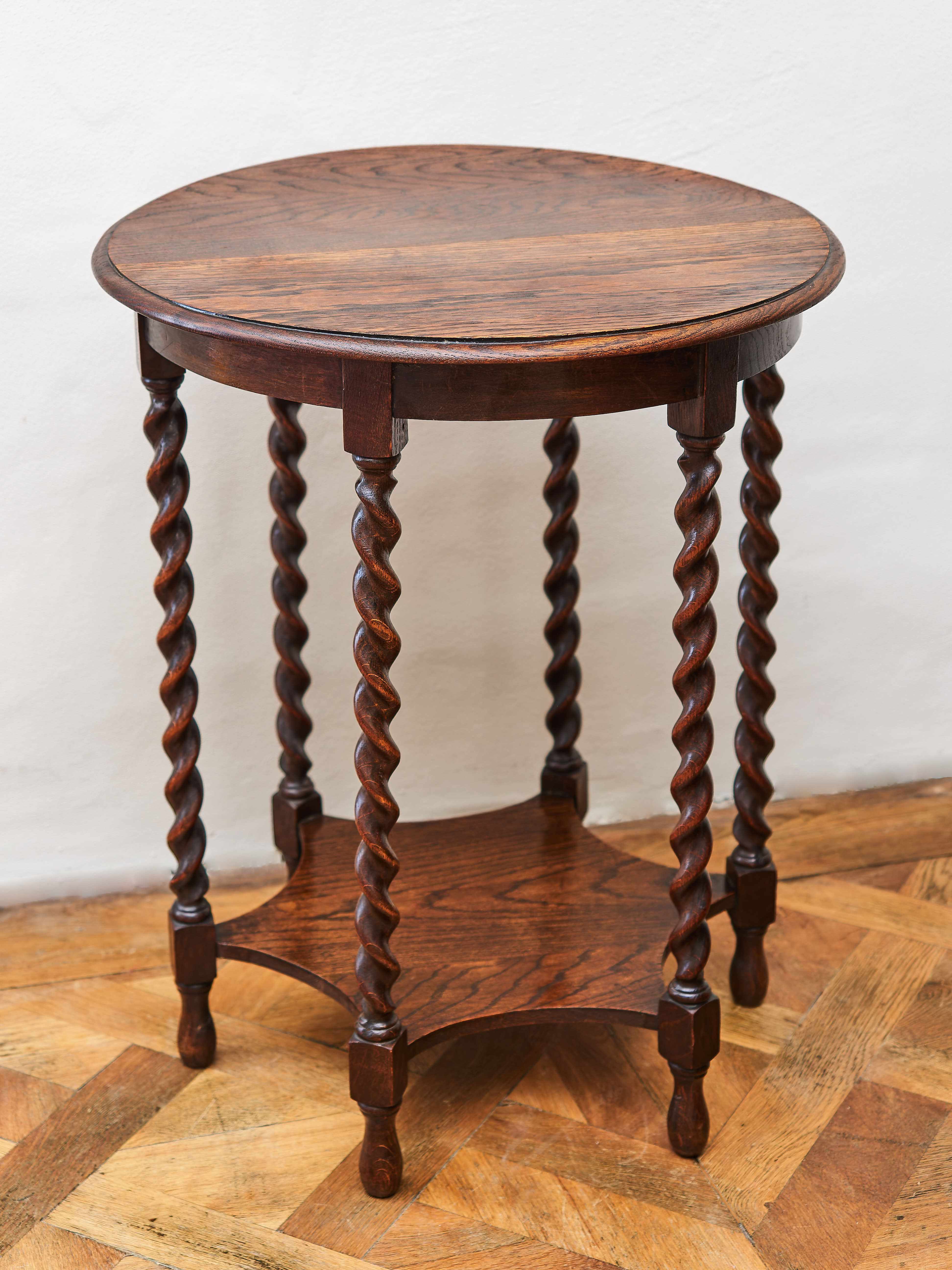 Neorenesanční odkládací stolek z dubu