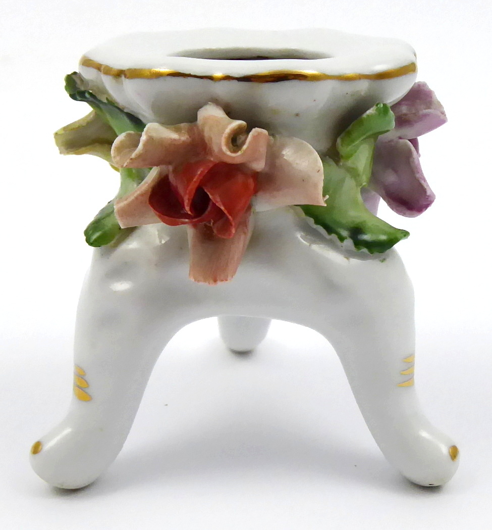 Nízký svícen s reliéfními květy