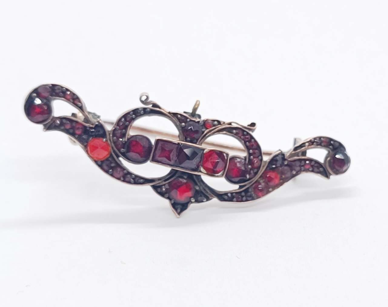 Secesní granátová brož