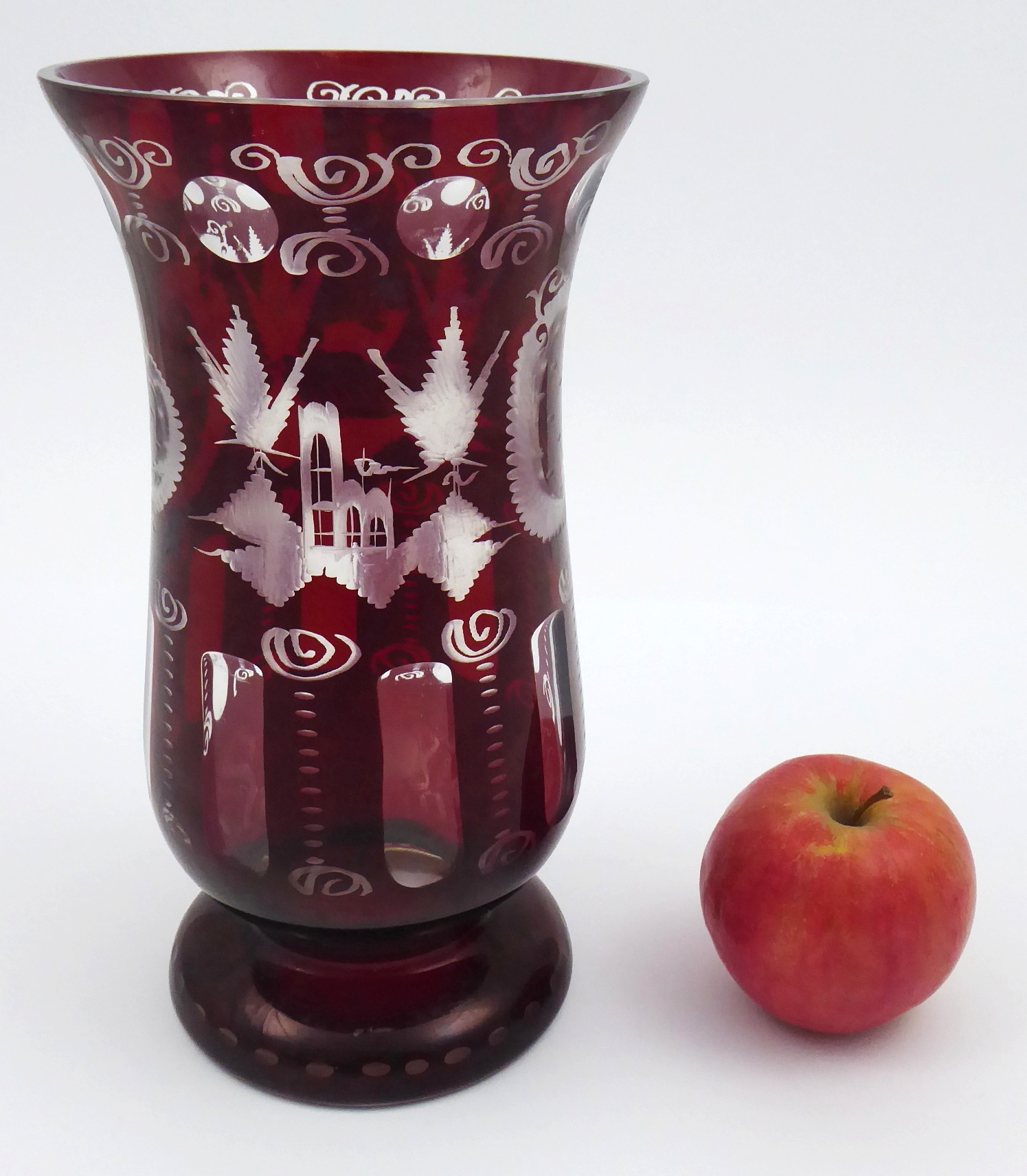 Vyšší ručně broušená váza s rubínovou lazurou