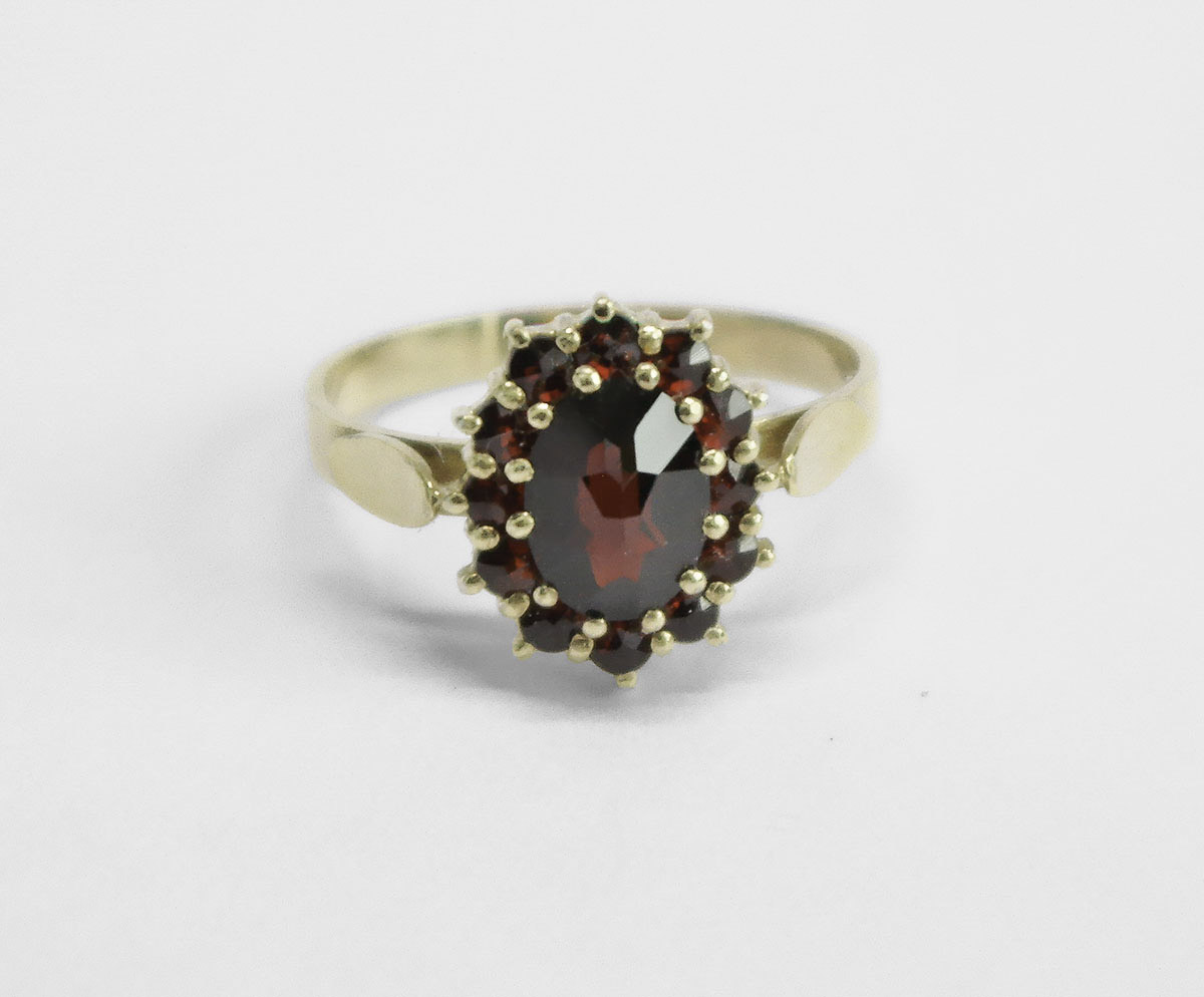 Stříbrný prsten s granáty