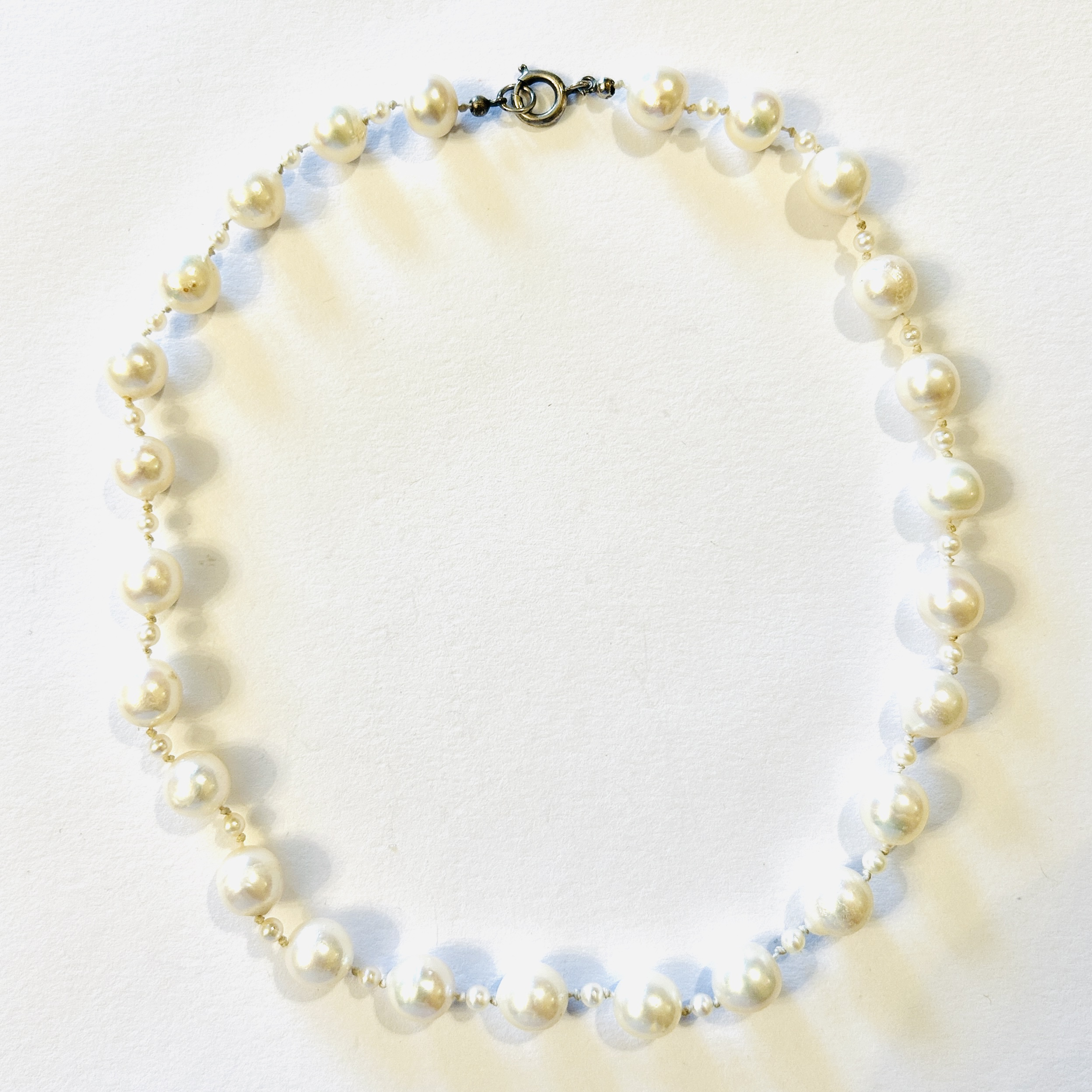 Perlový náhrdelník se stříbrným zapínáním