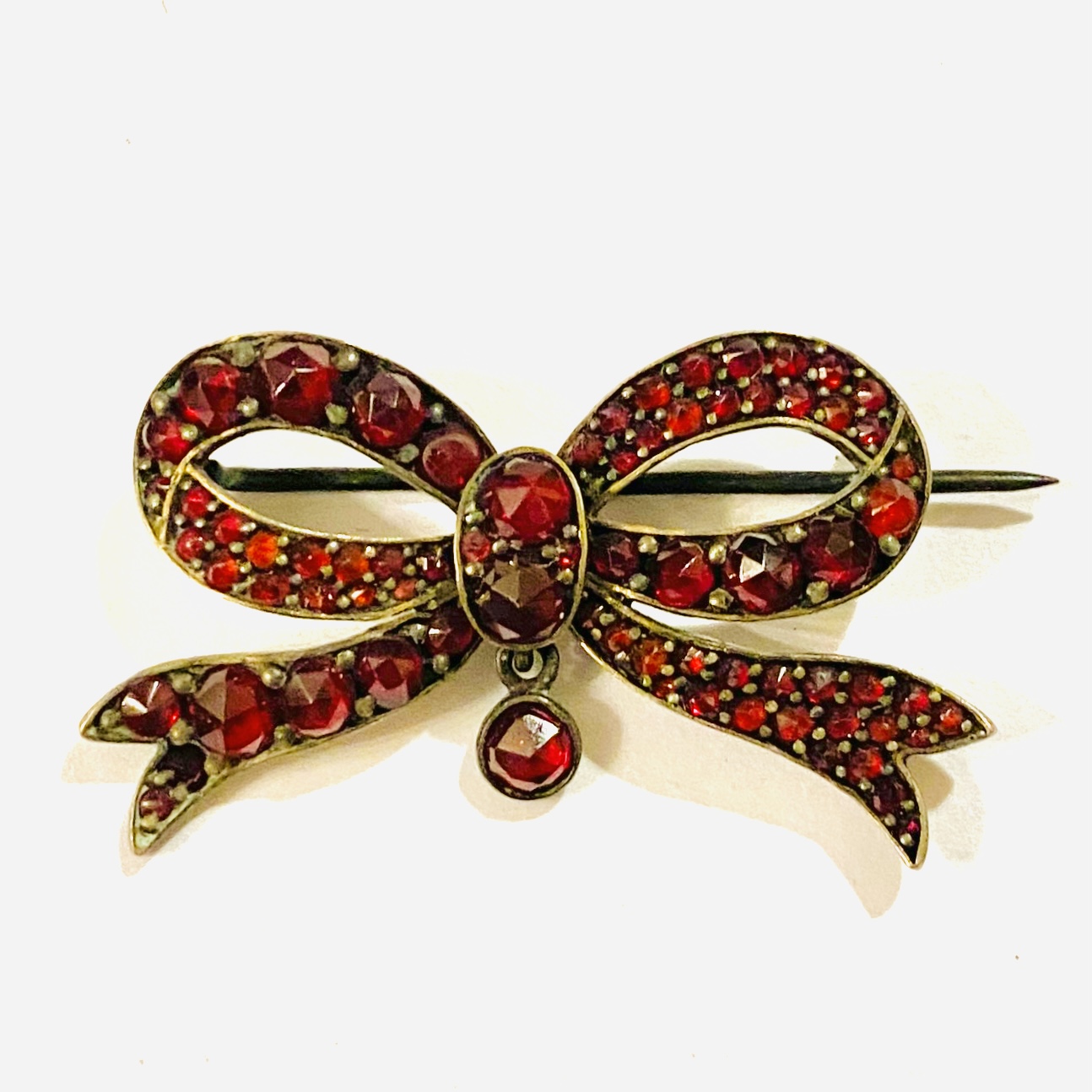 Starožitná brož „mašle“ s českými granáty