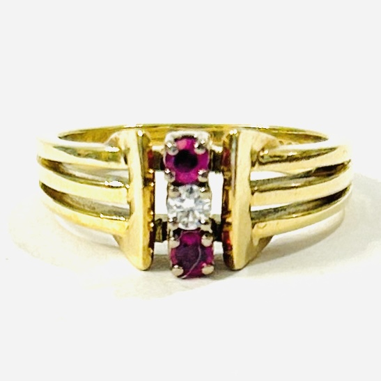 Zlatý prsten s diamantem a rubíny