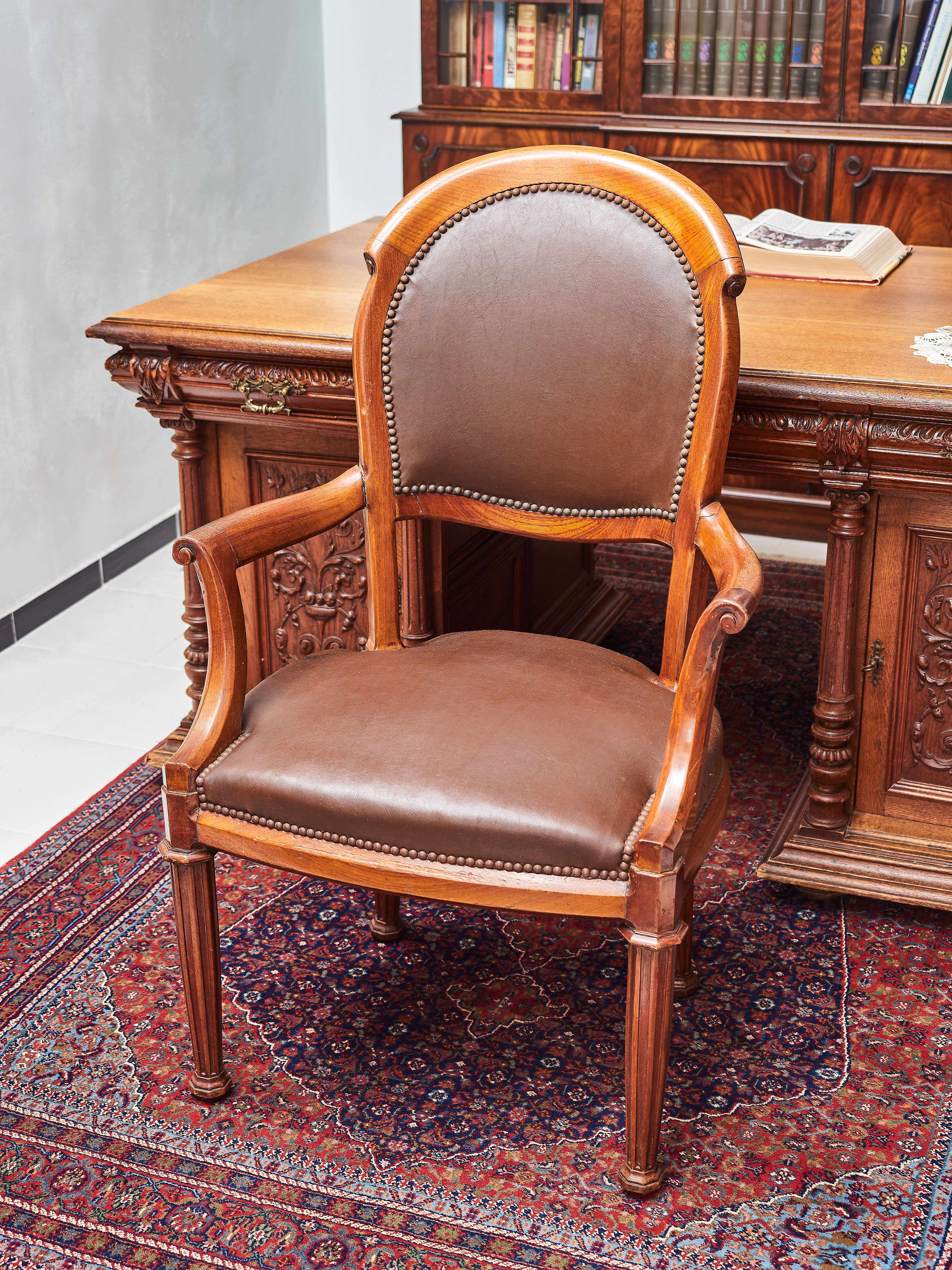 Starožitné masivní křeslo k psacímu stolu