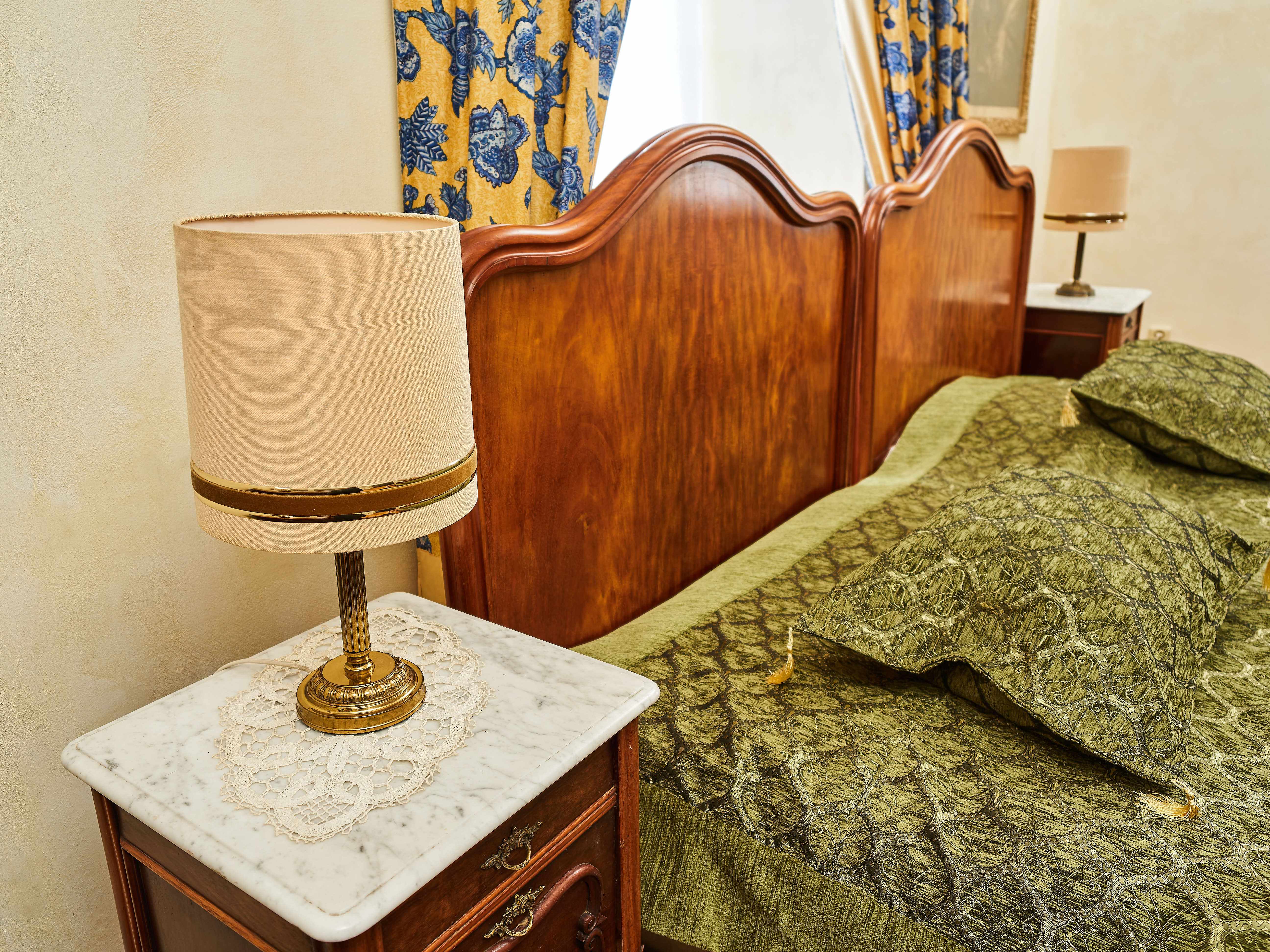 Vintage stolní lampičky na noční stolek