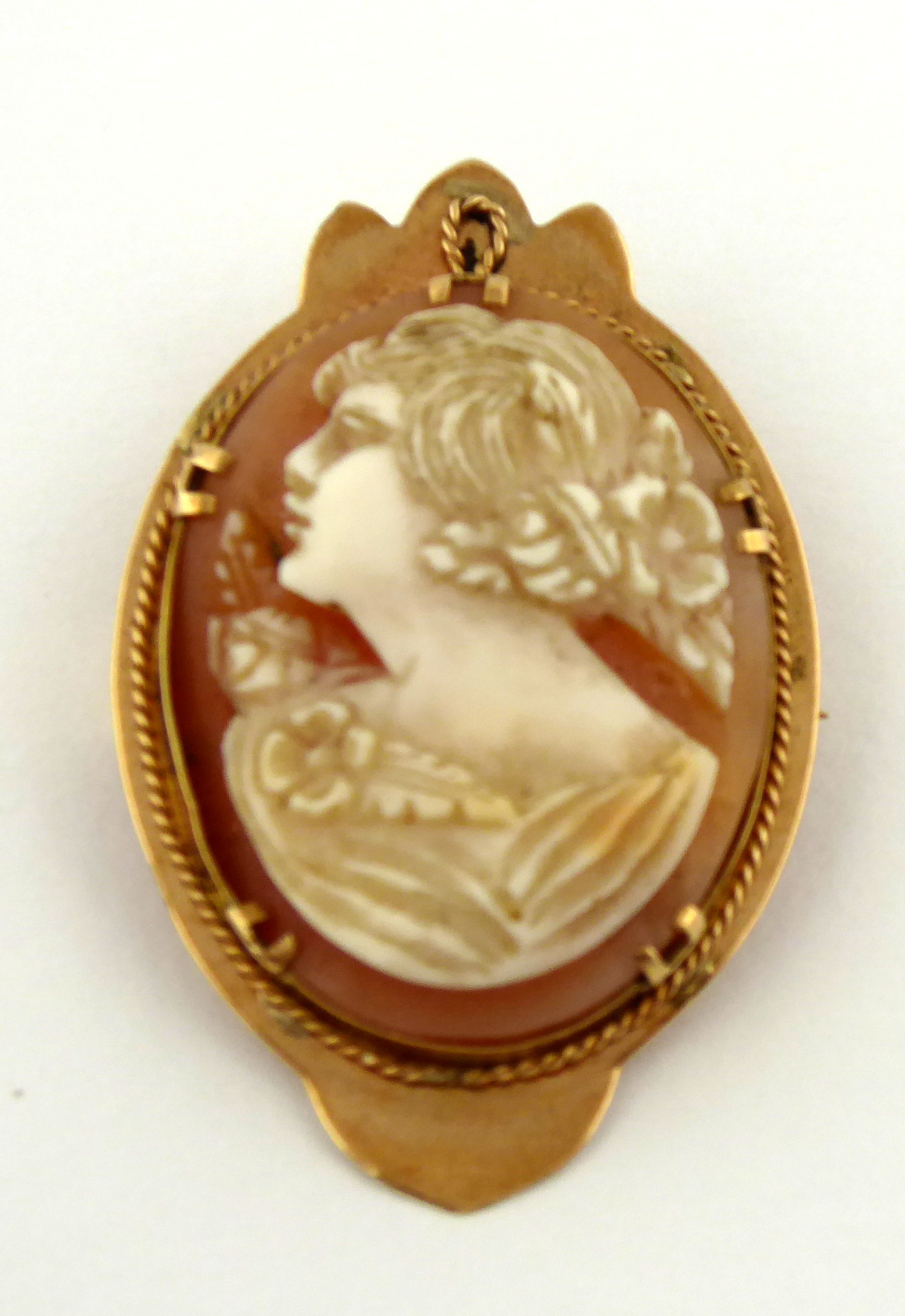 Zlata brož s portrétem ženy – Kamej