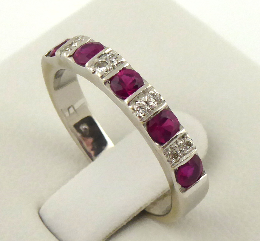 Zlatý prsten s přírodními rubíny a diamanty