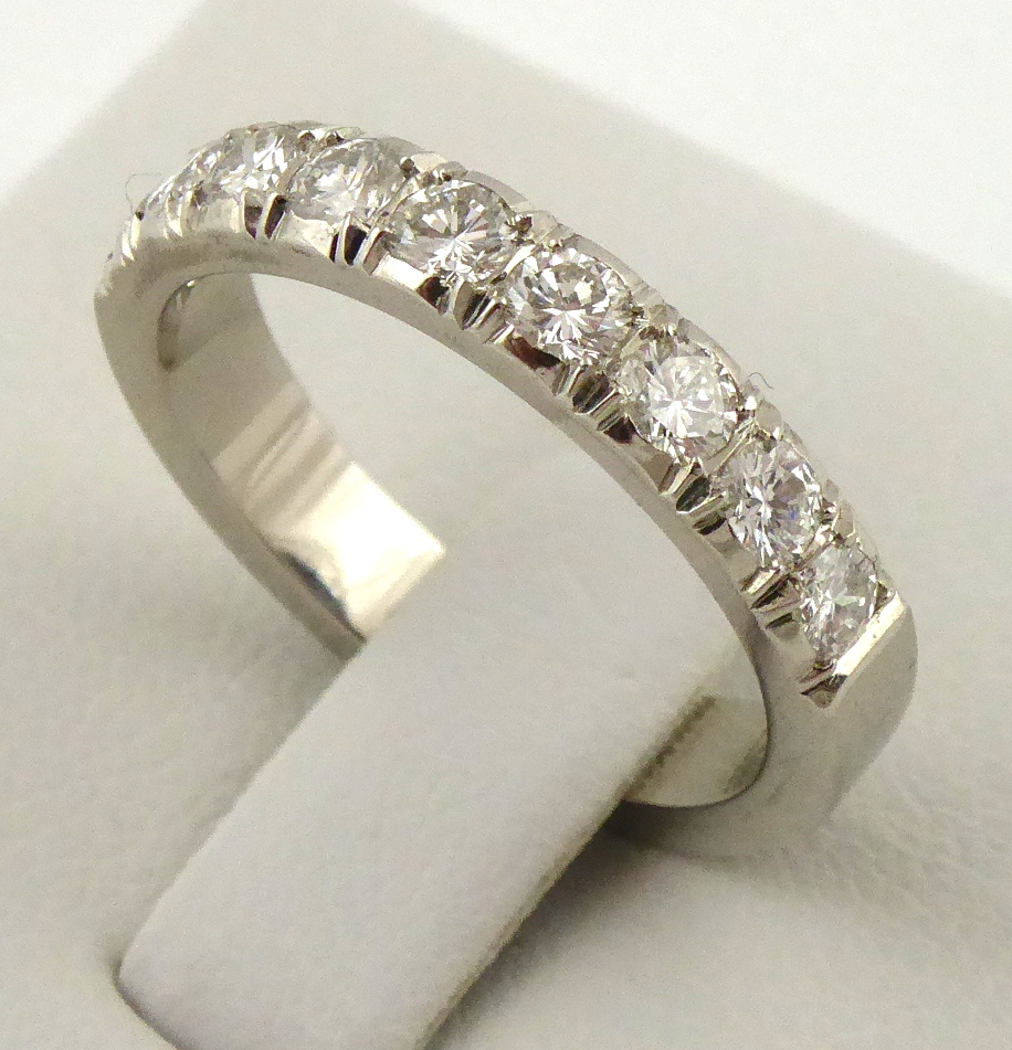 Prsten z bílého zlata s 9 přírodními diamanty 0,55 ct