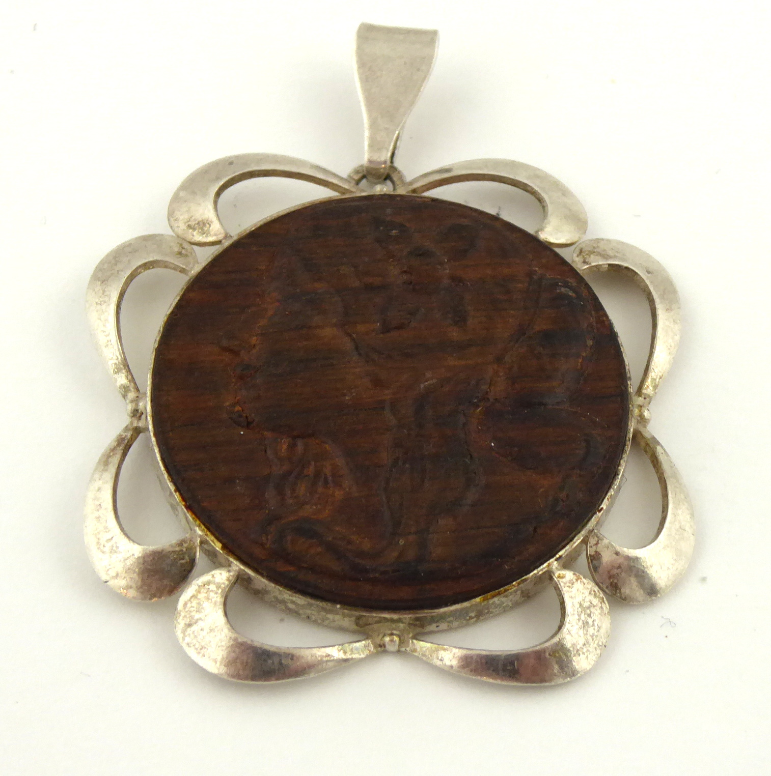 Secesní medailon ve stříbrném rámečku