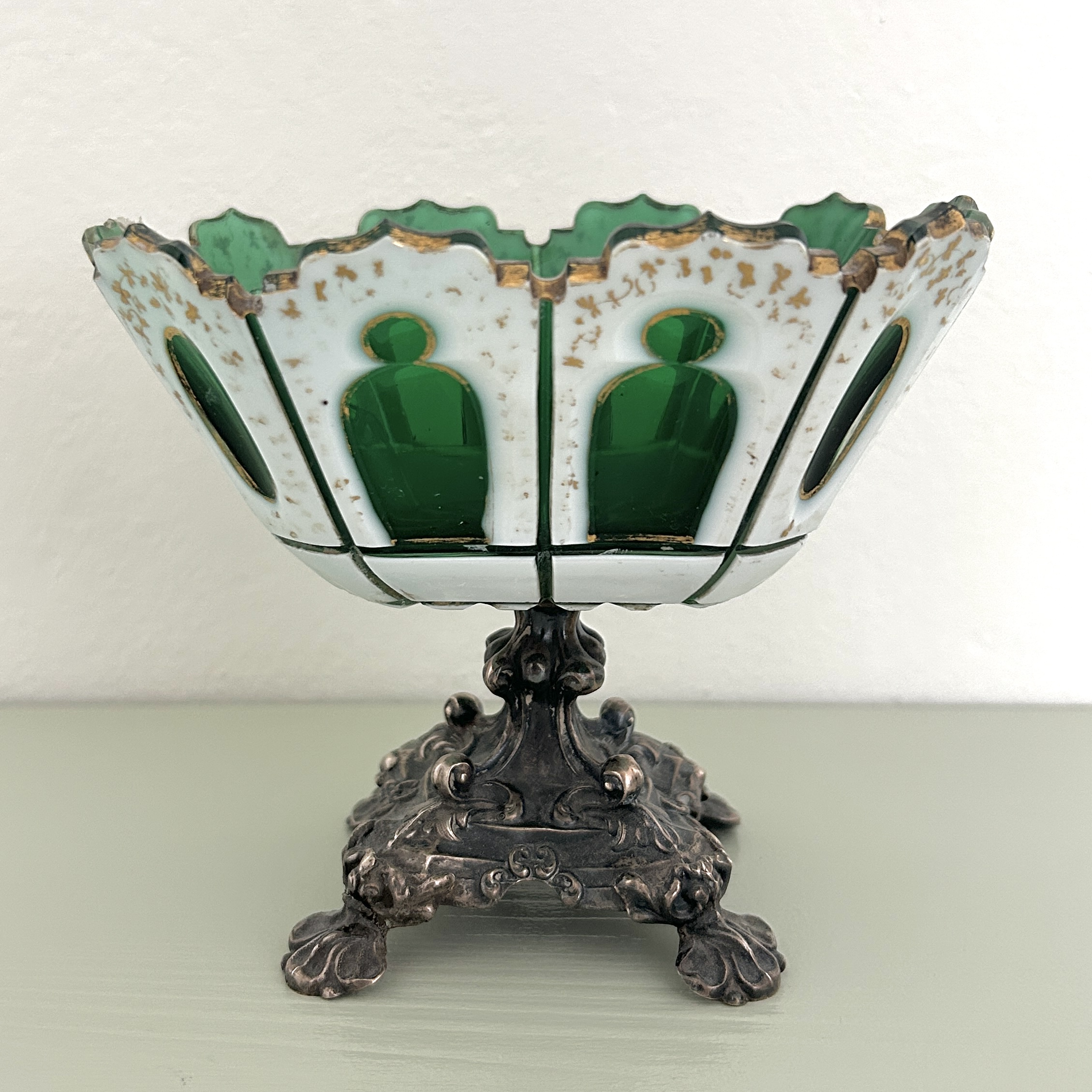 Stříbrný biedermeierový nástolec s přejímaným bílo-zeleným sklem