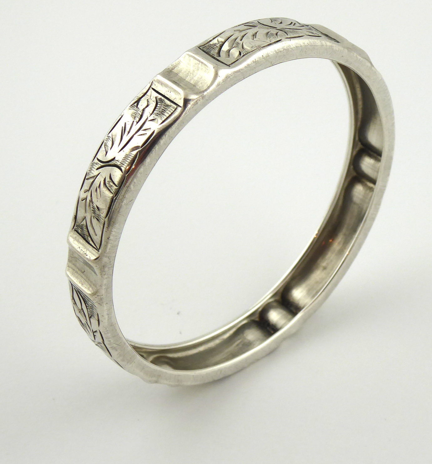 Stříbrný náramek s gravírovaným ornamentem