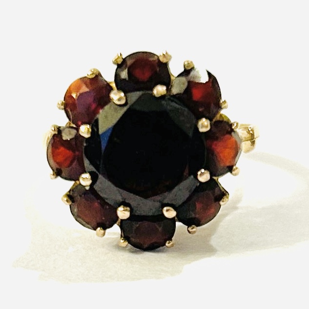 Zlatý prsten s granáty