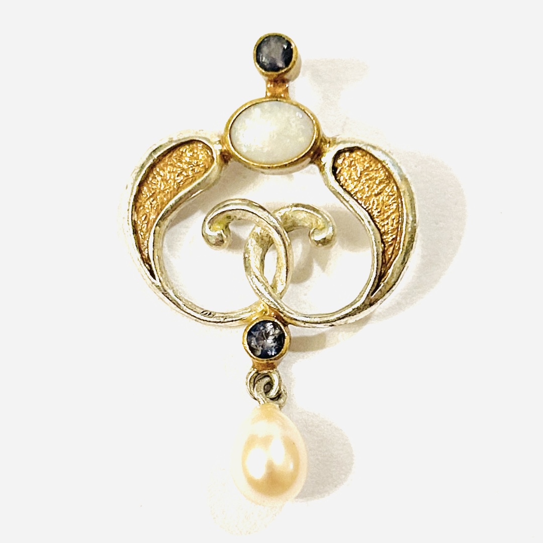 „Secesní“ přívěšek s opálem, modrými safíry a perlou