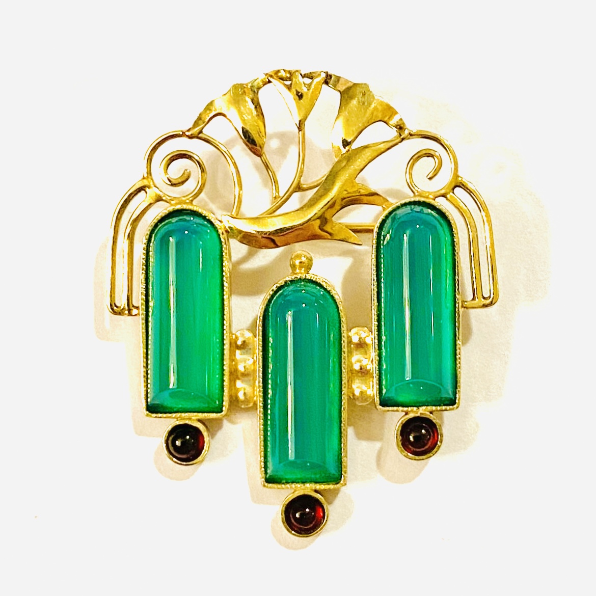 Zlatá brož s chryzoprasy a českými granáty – dle Antonín Karč