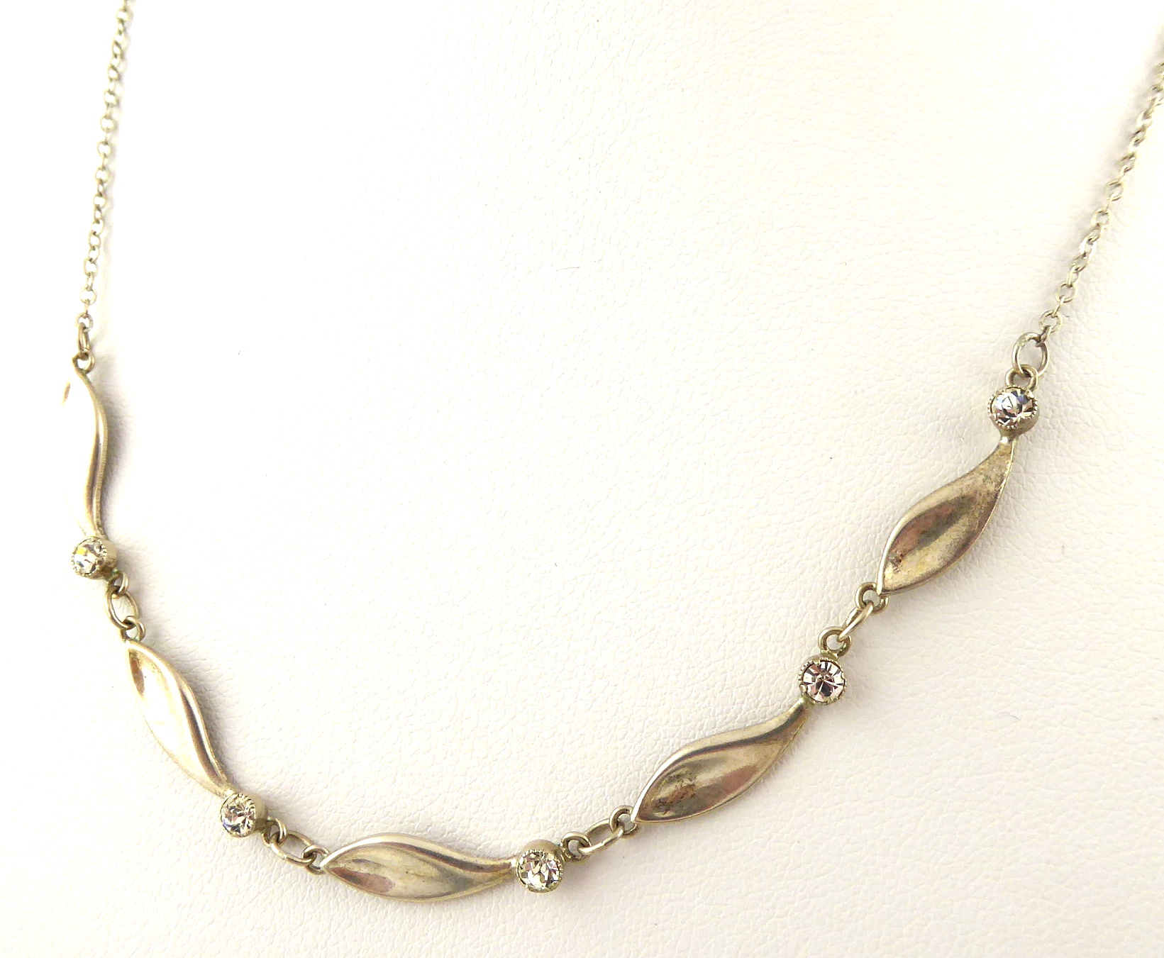 Stříbrný náhrdelník s lístky a kamínky