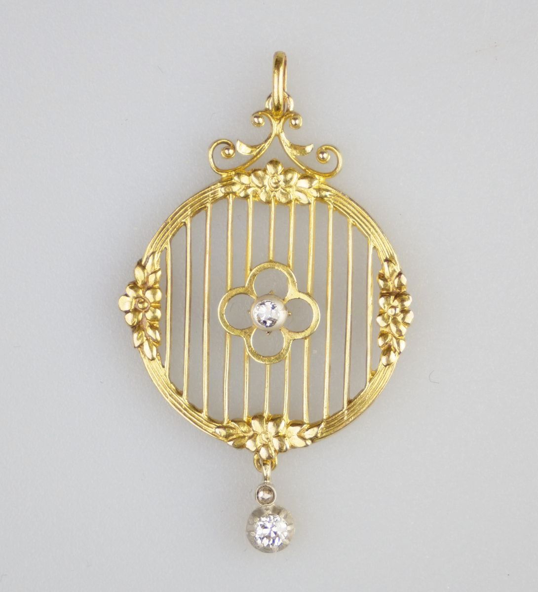 Zlatý secesní přívěšek s diamanty