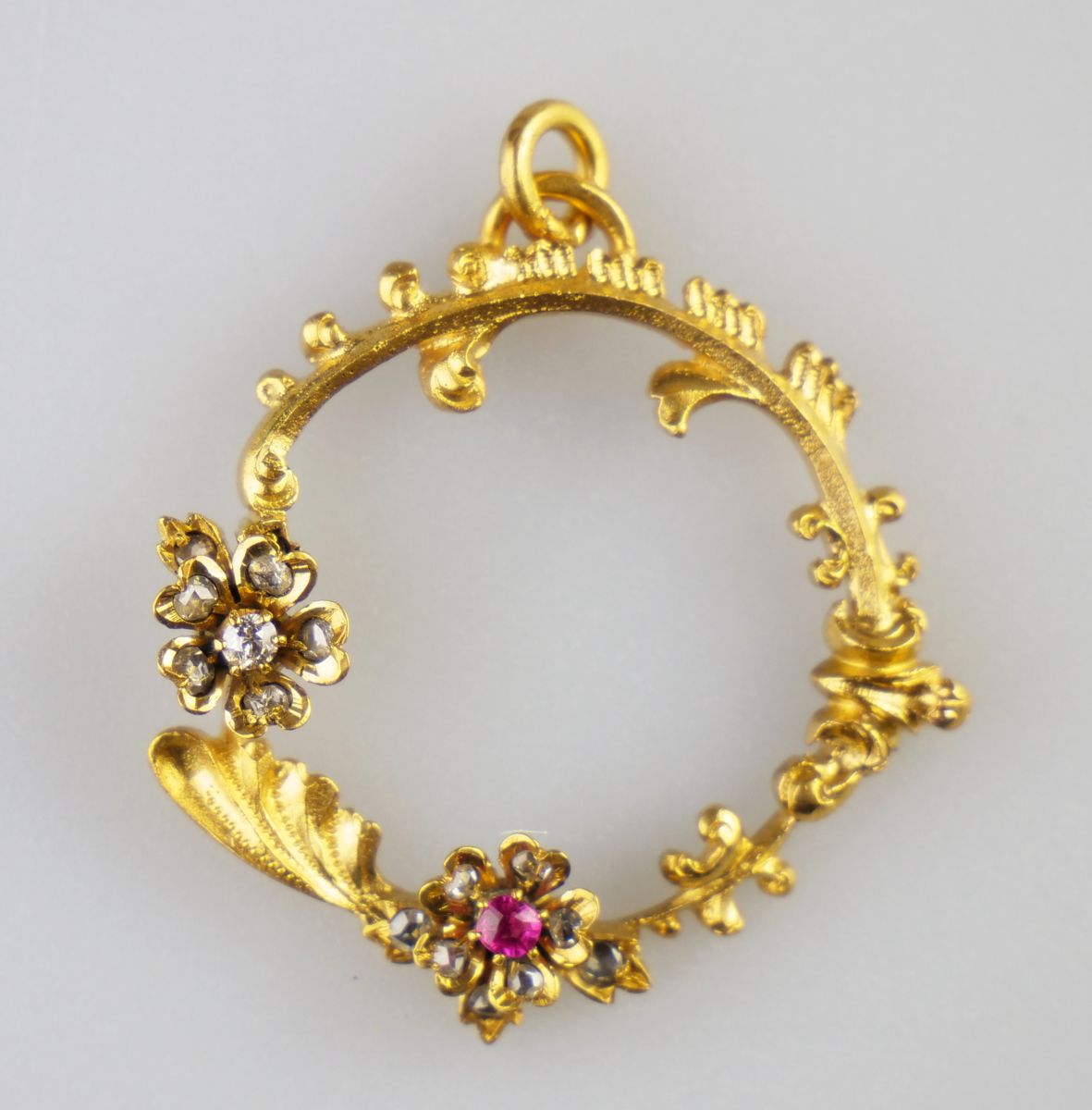 Zlatý přívěsek s diamanty a rubínkem