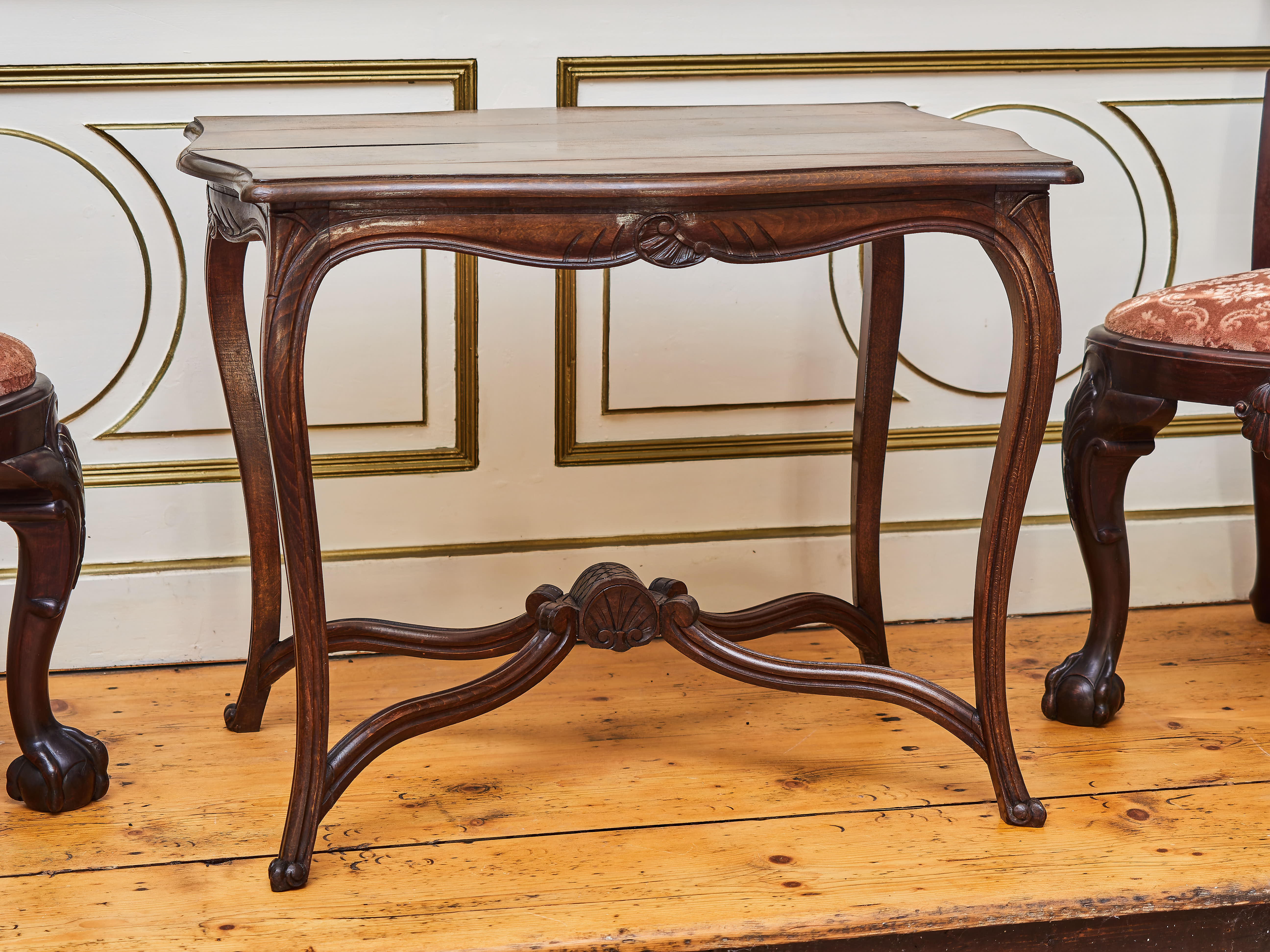 Stylový dřevěný stolek ve stylu Ludvíka XV