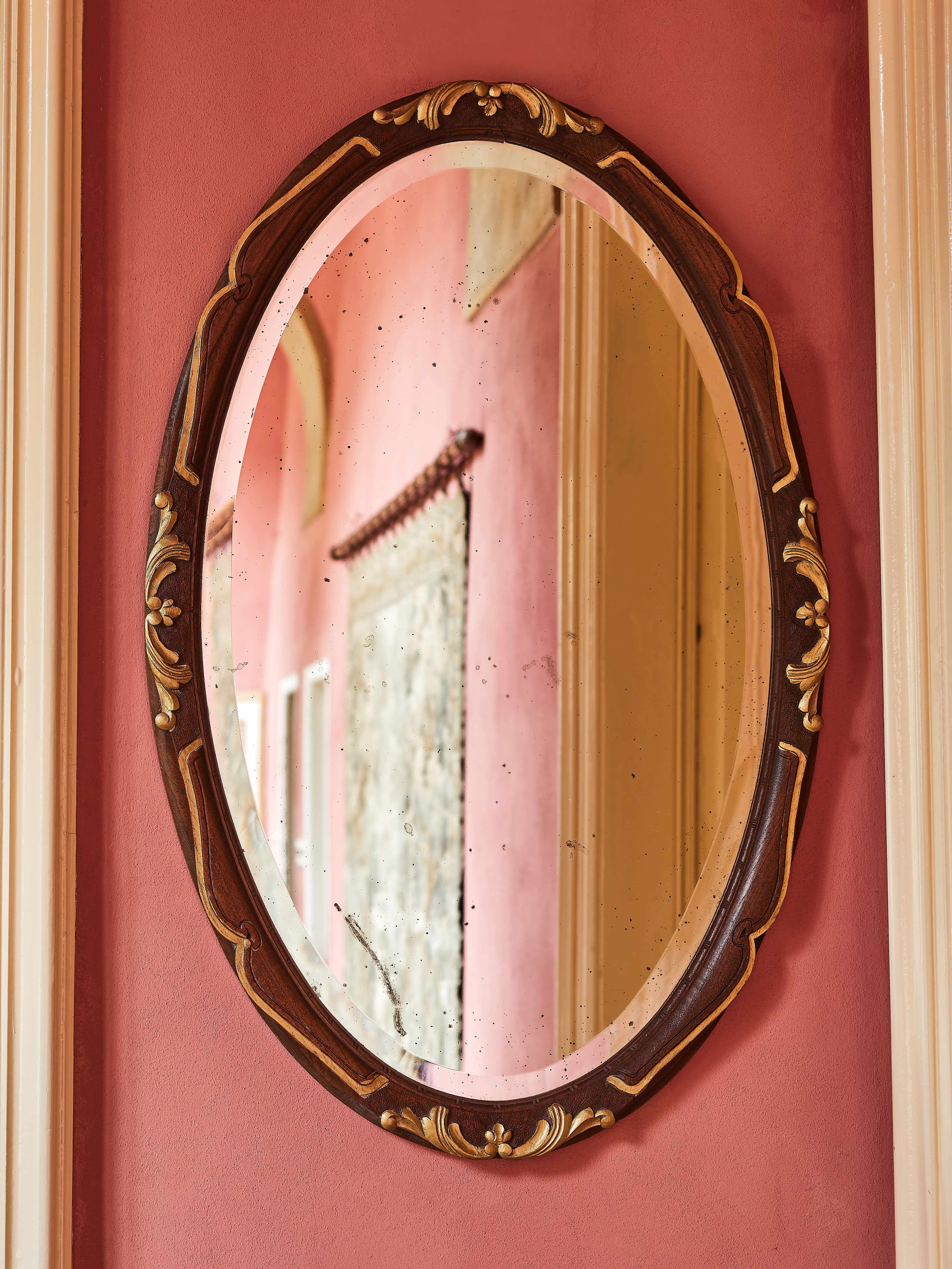 Oválné vyřezávané zrcadlo s fasetou