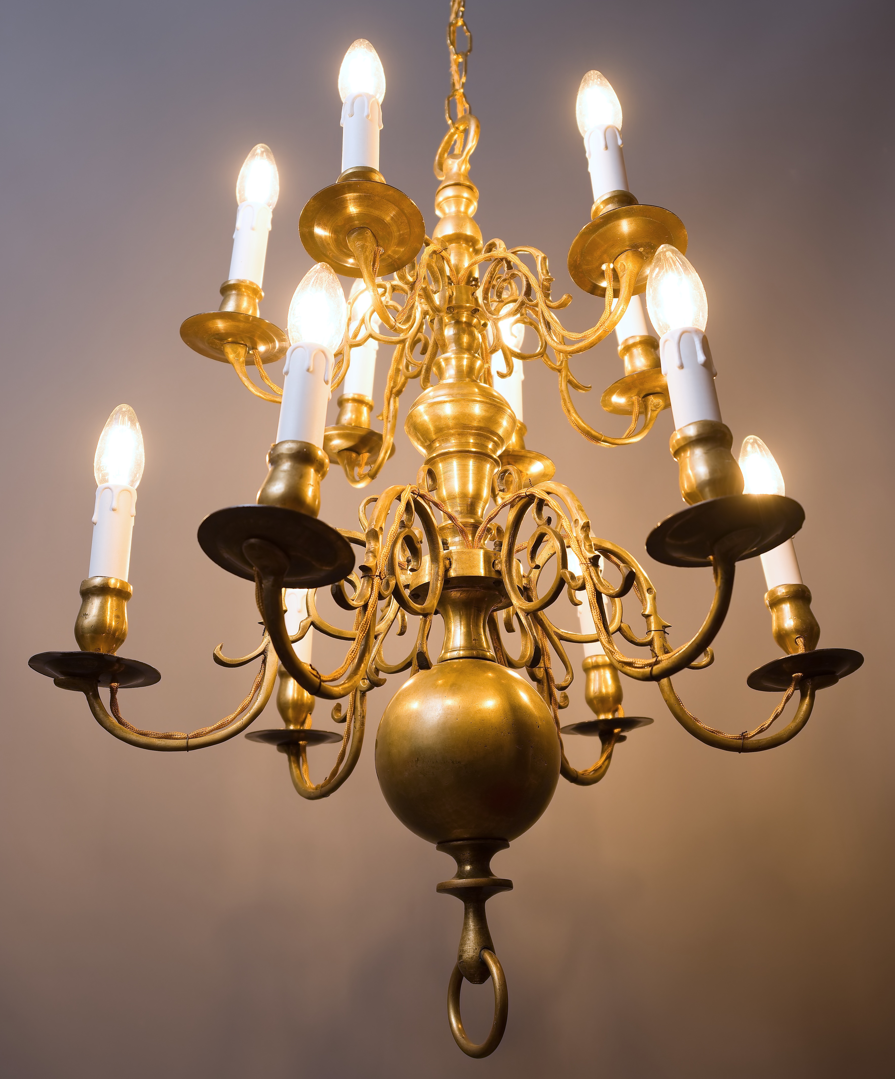 Dvanáctiramenný starožitný lustr z 18. století – holandský typ