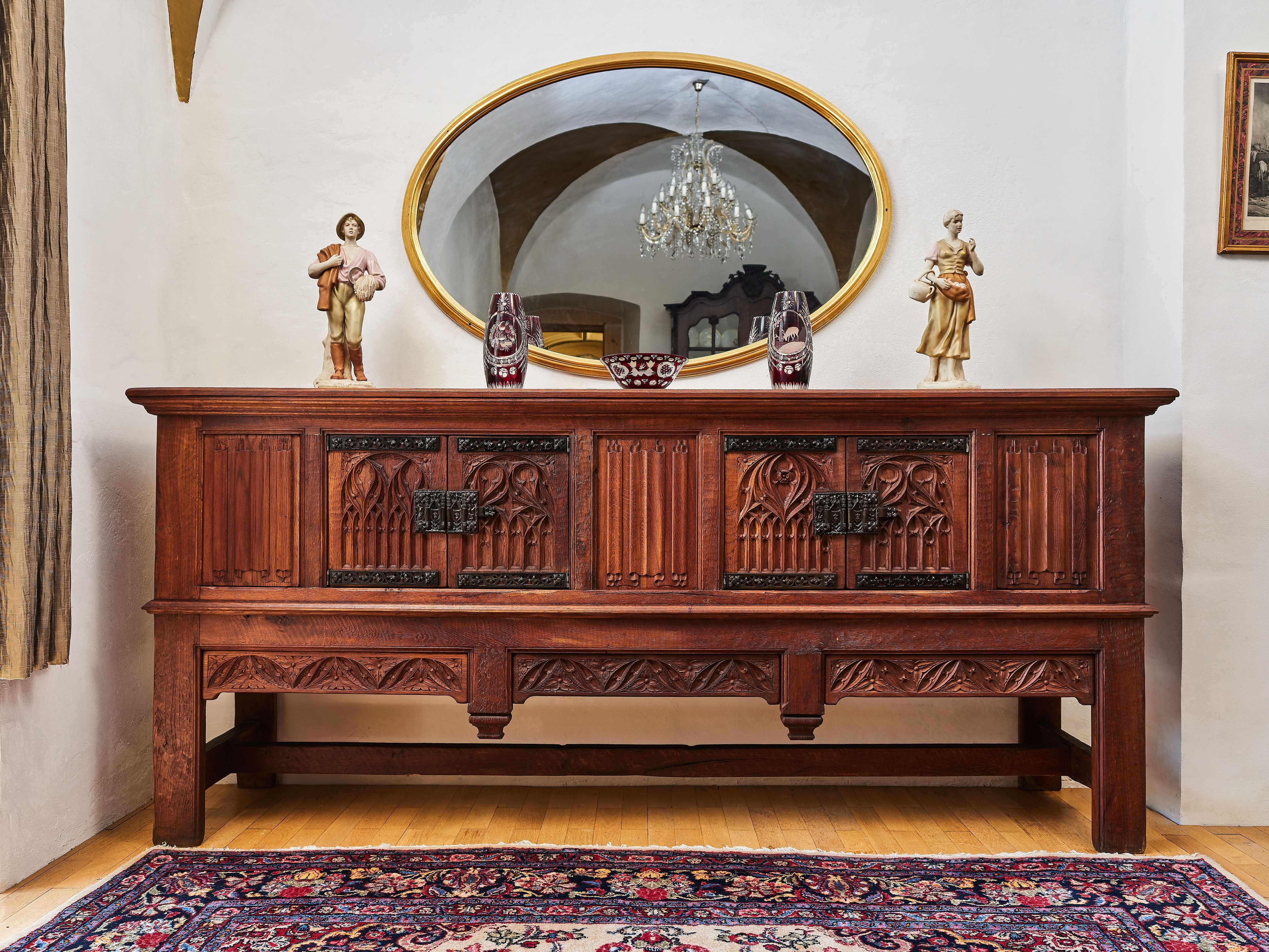 Neogotická dubová komoda z masivního dubu