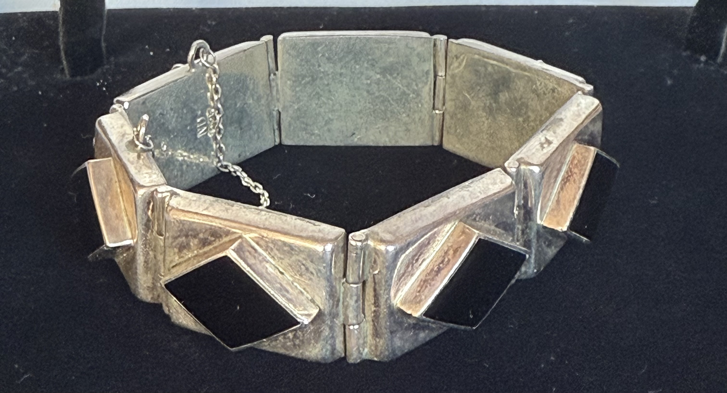 STŘÍBRNÝ ART DÉCO NÁRAMEK S ONYXY