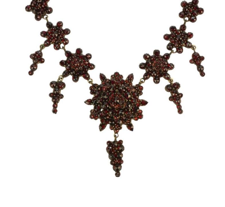 Granátový náhrdelník