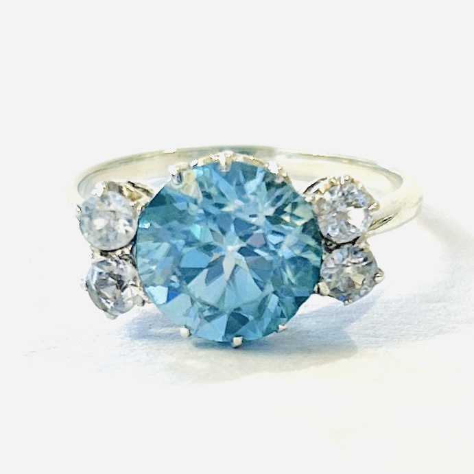 Stříbrný prsten s přírodním spinelem a křišťály