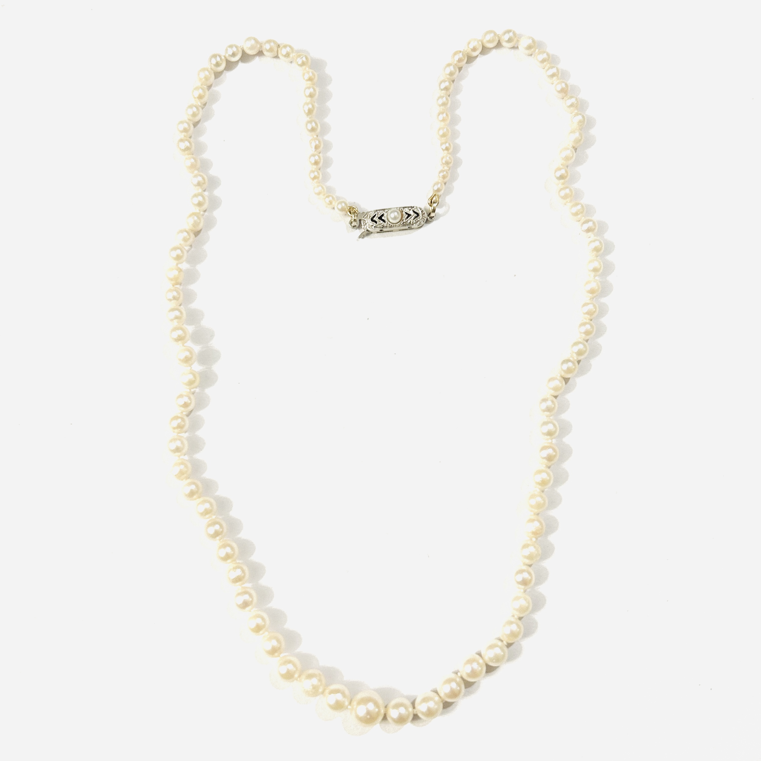 Perlový art-deco náhrdelník se zlatým zapínáním s perlou