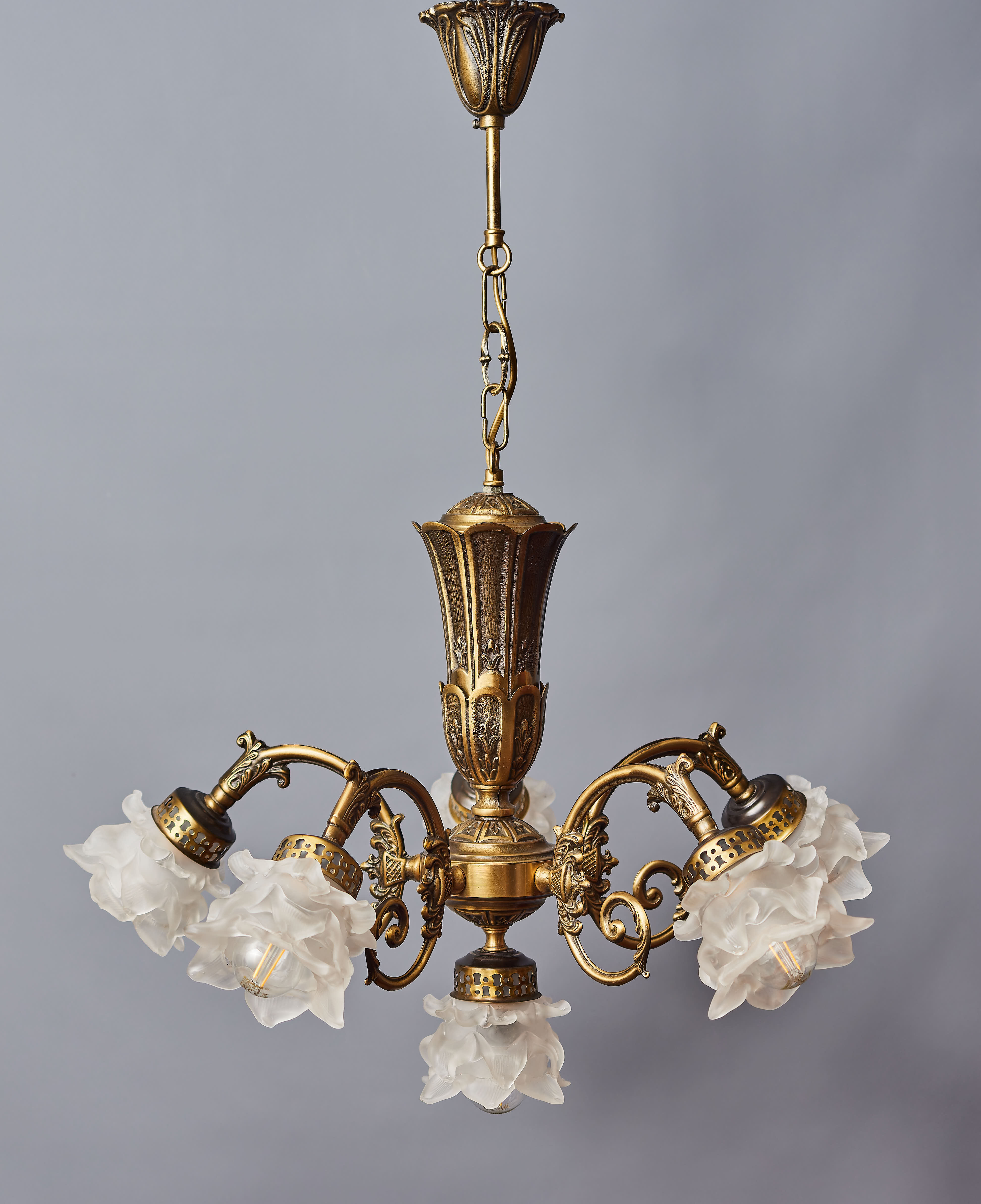 Mosazný lustr s květinovými stínidly, 6 ramen