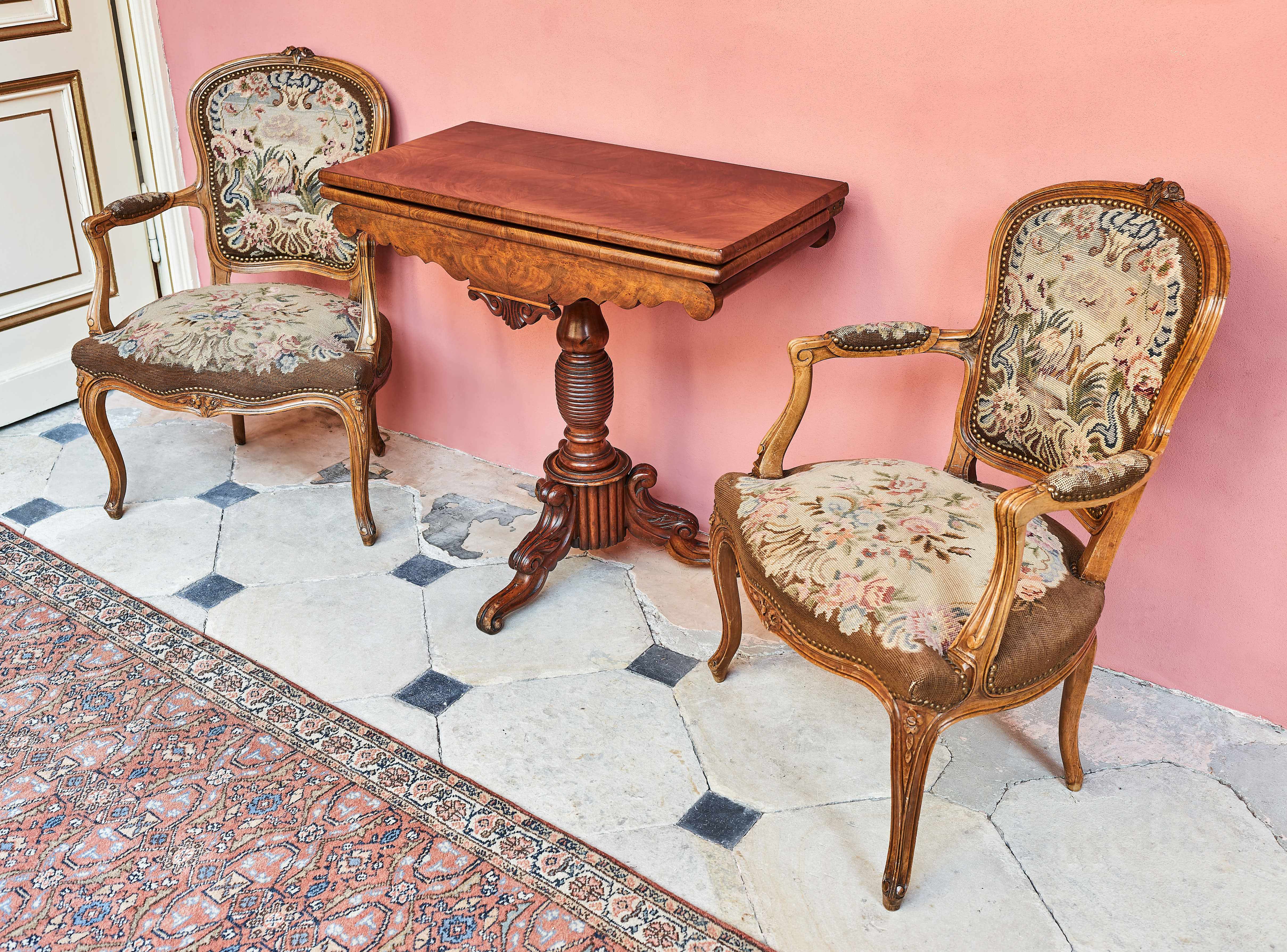 Párová rokoková křesílka s gobelínovým čalouněním 86,5 × 59 cm