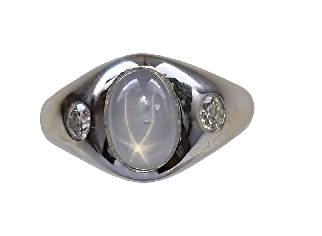 Prsten z bílého zlata s asterickým safírem a diamanty