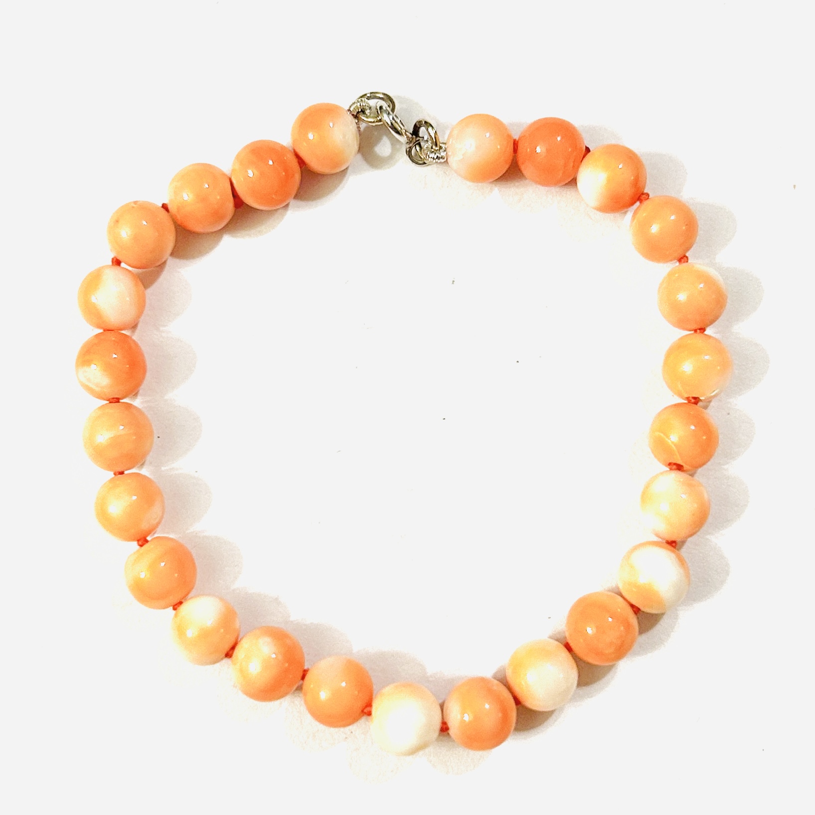 Korálový náramek se zlatým zapínáním