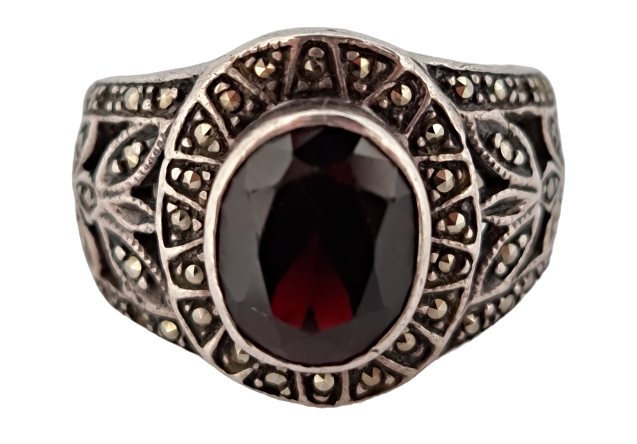 Stříbrný Art Deco prsten s velkým broušeným granátem