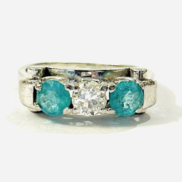 Zlatý starožitný prsten s diamantem 0,44 ct a smaragdy