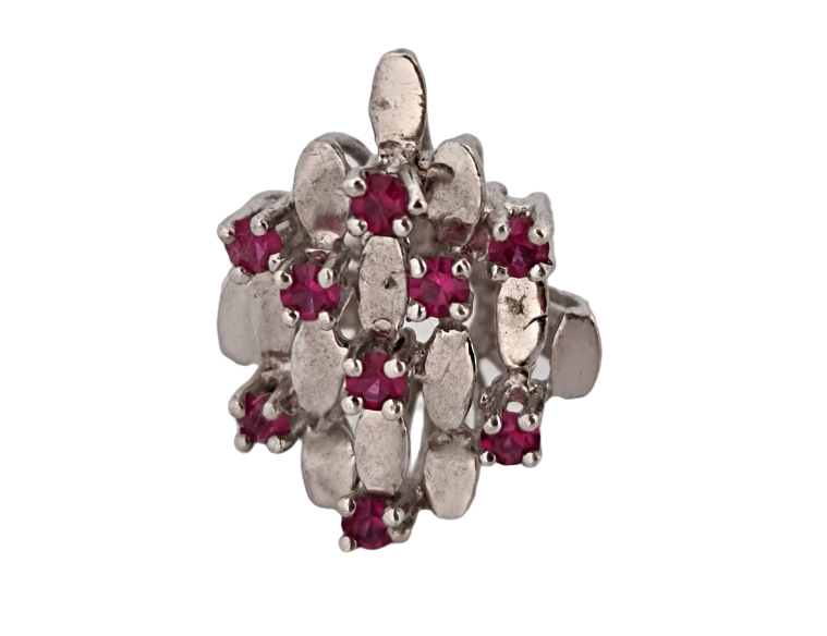 Stříbrný extravagantní koktejlový prsten se syntetickými rubíny