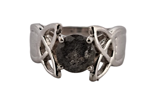 Stříbrný prsten zdobený s labradoritem