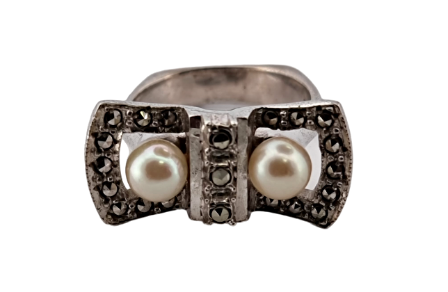 Stříbrný prsten s hranou, dvě perly a markazity